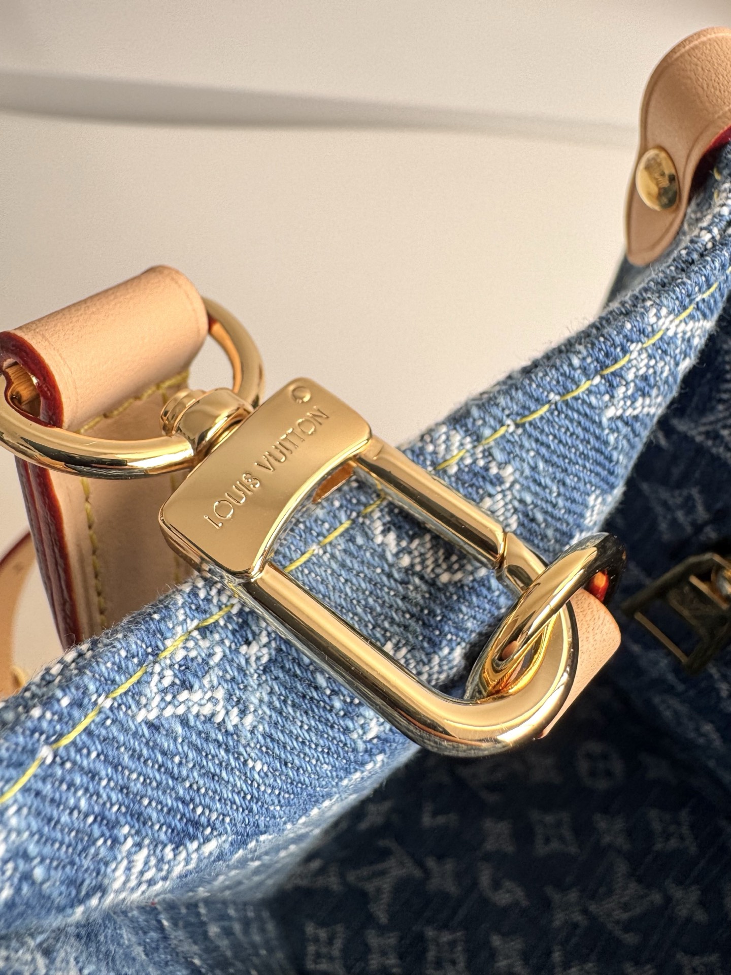600海外原单M14633独家实拍！本款 OnTheGo 小号手袋为经典 Monogram 丹宁布勾勒牛皮革饰边，搭配耀目金属件和磁扣翻盖开合。充裕空间可容纳平板电脑和日常所需，可拆卸肩带实现手提或斜挎。尺寸：25×19×11.5cm