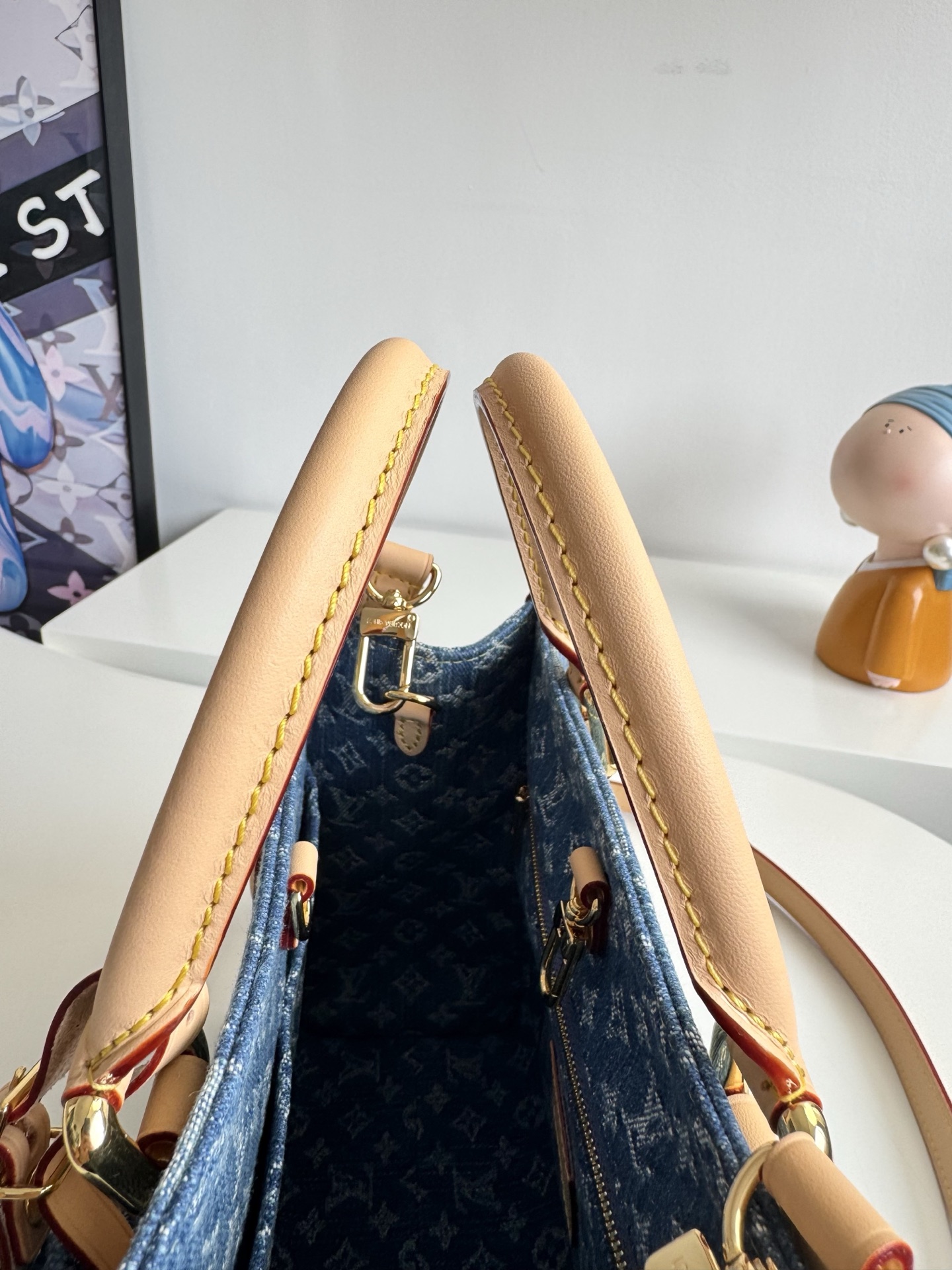 600海外原单M14633独家实拍！本款 OnTheGo 小号手袋为经典 Monogram 丹宁布勾勒牛皮革饰边，搭配耀目金属件和磁扣翻盖开合。充裕空间可容纳平板电脑和日常所需，可拆卸肩带实现手提或斜挎。尺寸：25×19×11.5cm