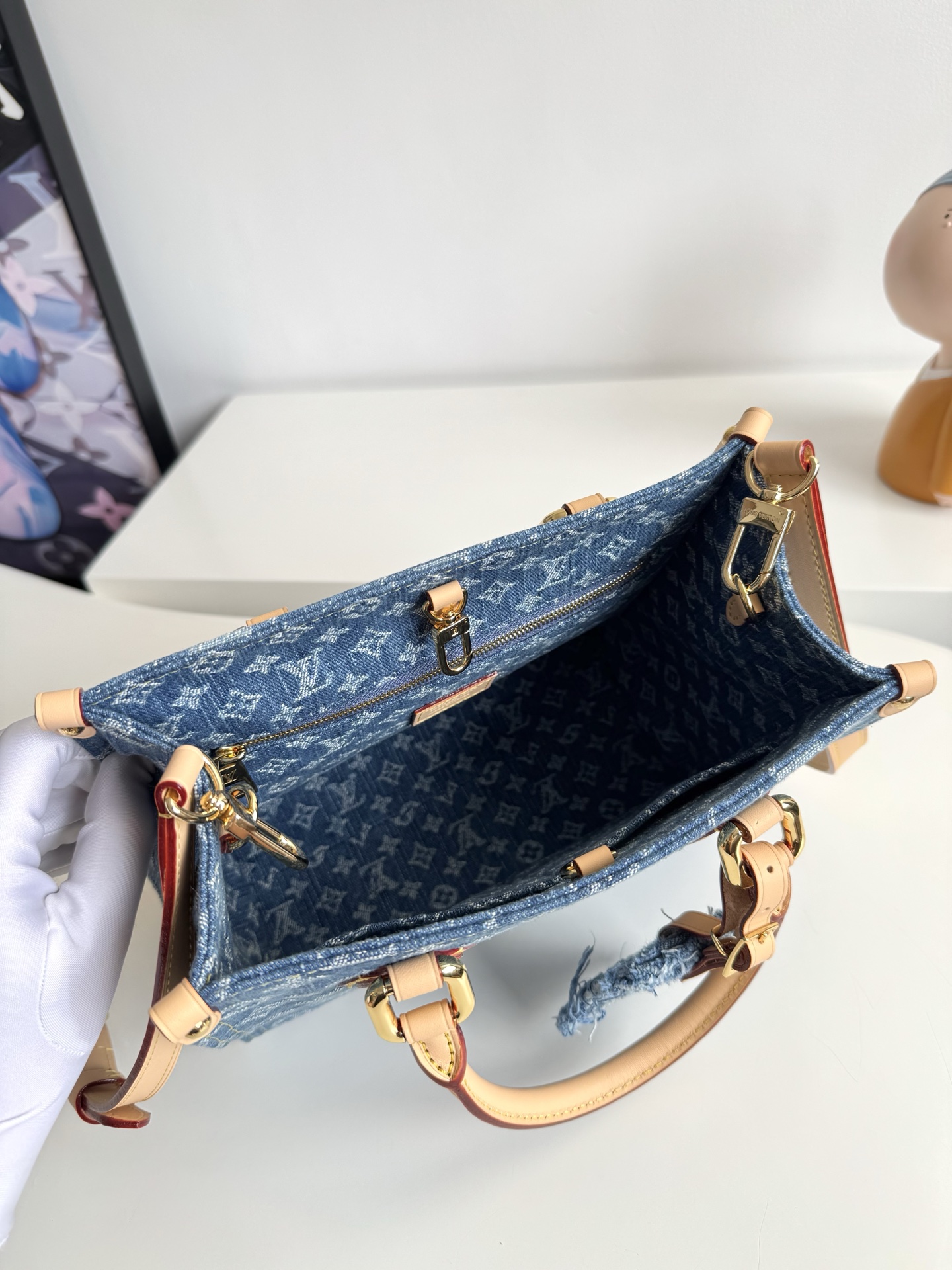 600海外原单M14633独家实拍！本款 OnTheGo 小号手袋为经典 Monogram 丹宁布勾勒牛皮革饰边，搭配耀目金属件和磁扣翻盖开合。充裕空间可容纳平板电脑和日常所需，可拆卸肩带实现手提或斜挎。尺寸：25×19×11.5cm