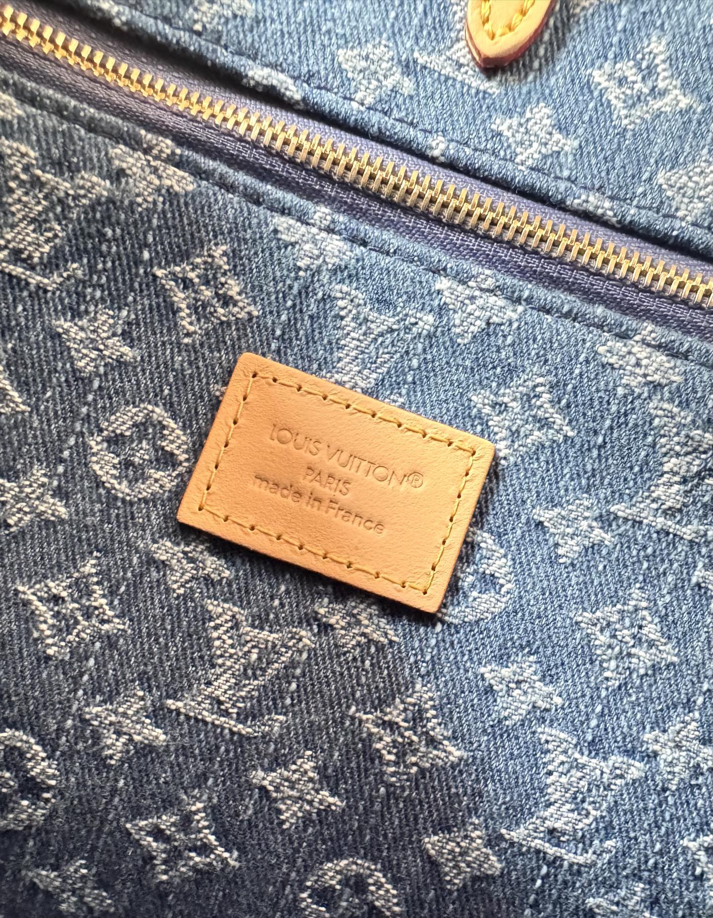 600海外原单M14633独家实拍！本款 OnTheGo 小号手袋为经典 Monogram 丹宁布勾勒牛皮革饰边，搭配耀目金属件和磁扣翻盖开合。充裕空间可容纳平板电脑和日常所需，可拆卸肩带实现手提或斜挎。尺寸：25×19×11.5cm