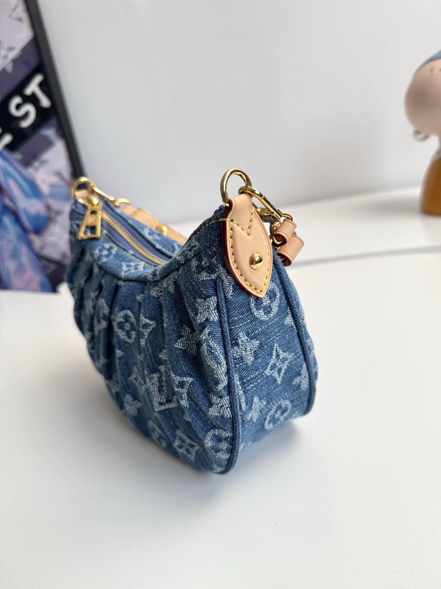 海外原单M13571独家实拍！ Pochette Valley 手袋取材 Monogram 棉质丹宁布，搭配撞色牛皮革饰边和耀目金属件，令经典设计绽放摩登风范。取下手柄即可化身手拿包。尺寸：21×15×7cm