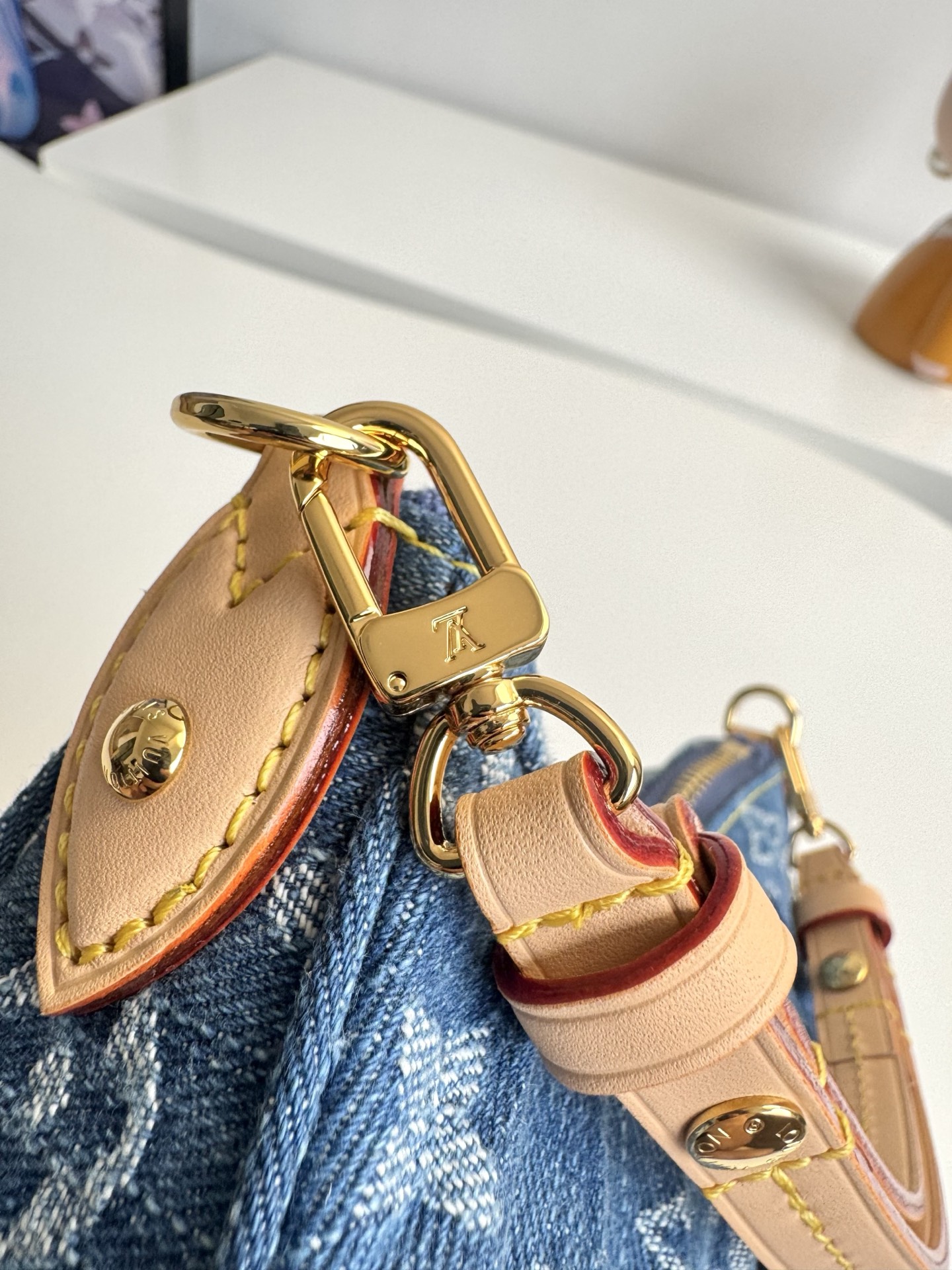 海外原单M13571独家实拍！ Pochette Valley 手袋取材 Monogram 棉质丹宁布，搭配撞色牛皮革饰边和耀目金属件，令经典设计绽放摩登风范。取下手柄即可化身手拿包。尺寸：21×15×7cm
