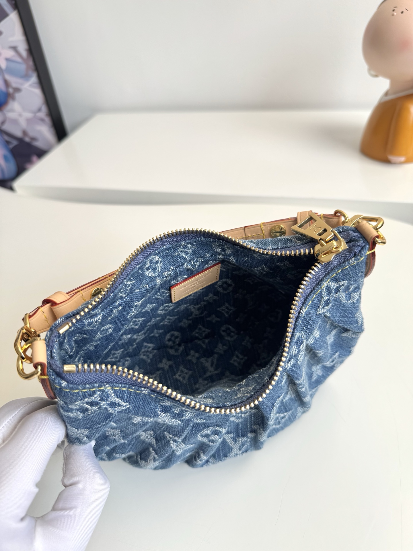 海外原单M13571独家实拍！ Pochette Valley 手袋取材 Monogram 棉质丹宁布，搭配撞色牛皮革饰边和耀目金属件，令经典设计绽放摩登风范。取下手柄即可化身手拿包。尺寸：21×15×7cm