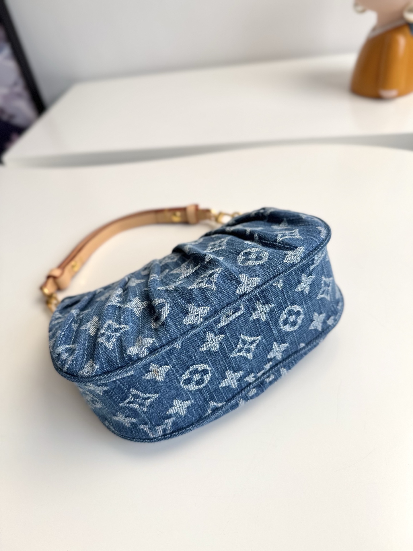 海外原单M13571独家实拍！ Pochette Valley 手袋取材 Monogram 棉质丹宁布，搭配撞色牛皮革饰边和耀目金属件，令经典设计绽放摩登风范。取下手柄即可化身手拿包。尺寸：21×15×7cm