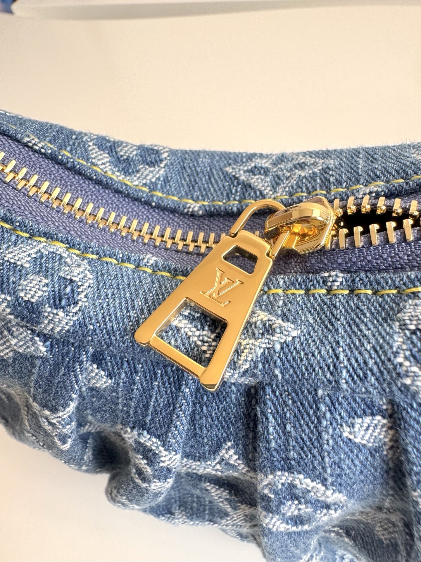海外原单M13571独家实拍！ Pochette Valley 手袋取材 Monogram 棉质丹宁布，搭配撞色牛皮革饰边和耀目金属件，令经典设计绽放摩登风范。取下手柄即可化身手拿包。尺寸：21×15×7cm