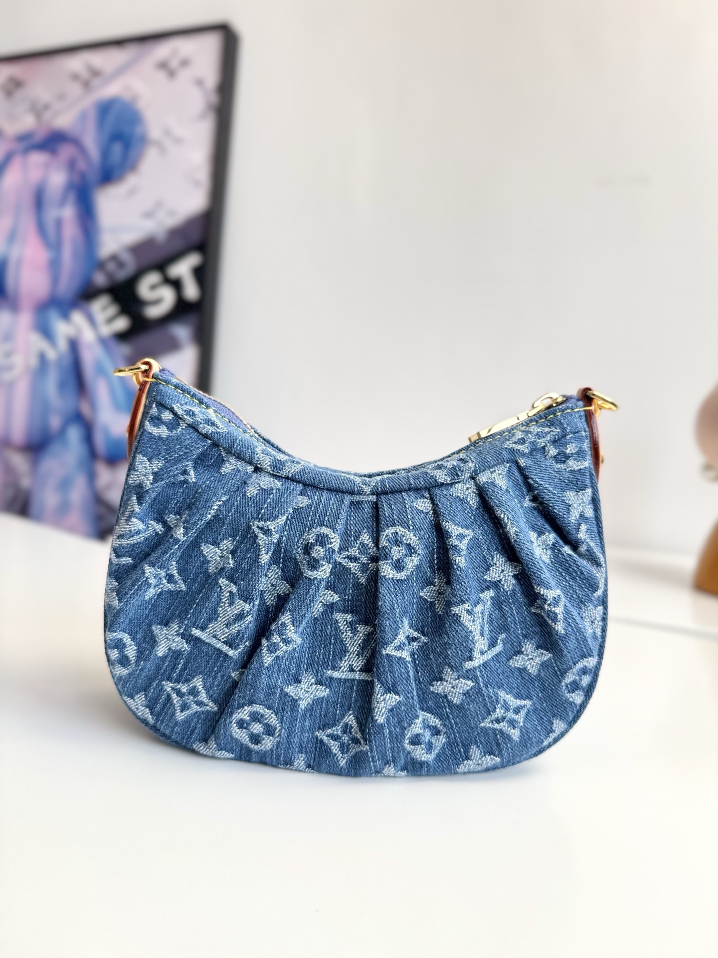 海外原单M13571独家实拍！ Pochette Valley 手袋取材 Monogram 棉质丹宁布，搭配撞色牛皮革饰边和耀目金属件，令经典设计绽放摩登风范。取下手柄即可化身手拿包。尺寸：21×15×7cm