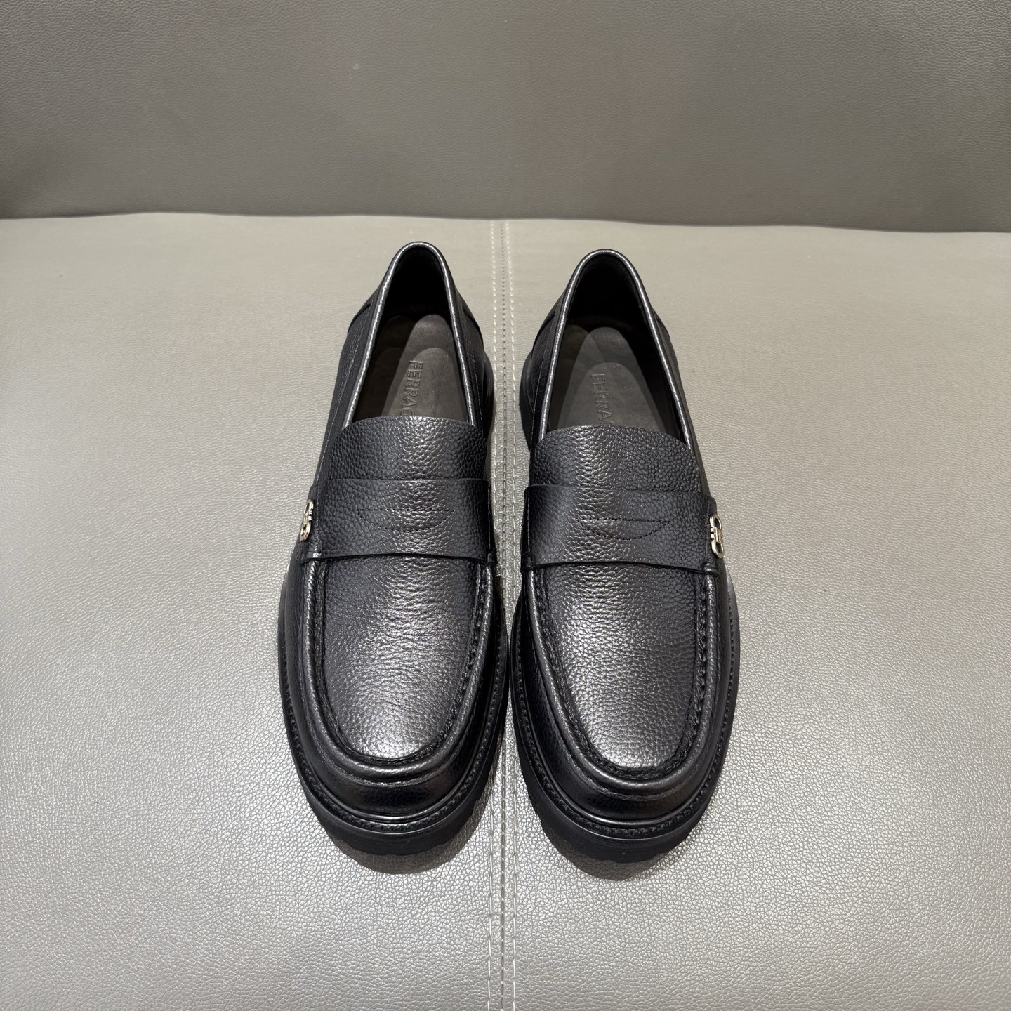 NO:348639,,FERRAGAMO This college-style cowhide loafer is cleverly blending exquisite style and casual style, injecting freshness and vitality into the Japanese style. The soles are hand-sewn to ensure soft and flexible texture. 39–44 (38.45.46 order), ,ferragamo,loafers,cowhide19860909,FERRAGAMO 这款学院风牛皮乐福鞋巧妙融合精致格调与休闲风范,为日装造型注入清新活力.鞋底以手工缝制,确保质感柔软灵活.39–44（38.45.46订）,,ferragamo,loafers,cowhide,Men's shoes
