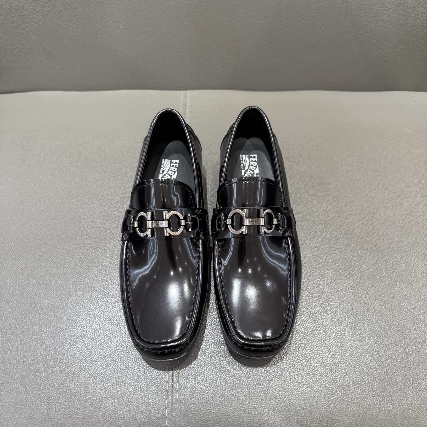 NO:348585,,FERRAGAMO classic moccasin shoes are equipped with a stitched upper and decorated with graphite grey Gancini buckle, which is quite unique in style. Paired with rubber thick soles and gravure soles, it is full of charm. 39-44 (38 45 46 orders), ,ferragamo19860909,FERRAGAMO 经典莫卡辛鞋配有缝线鞋面,饰有石墨灰Gancini扣饰,颇具都会格调.搭配橡胶厚底和沟纹鞋底,张扬都会魅力 39-44（38 45 46订）,,ferragamo,Men's shoes