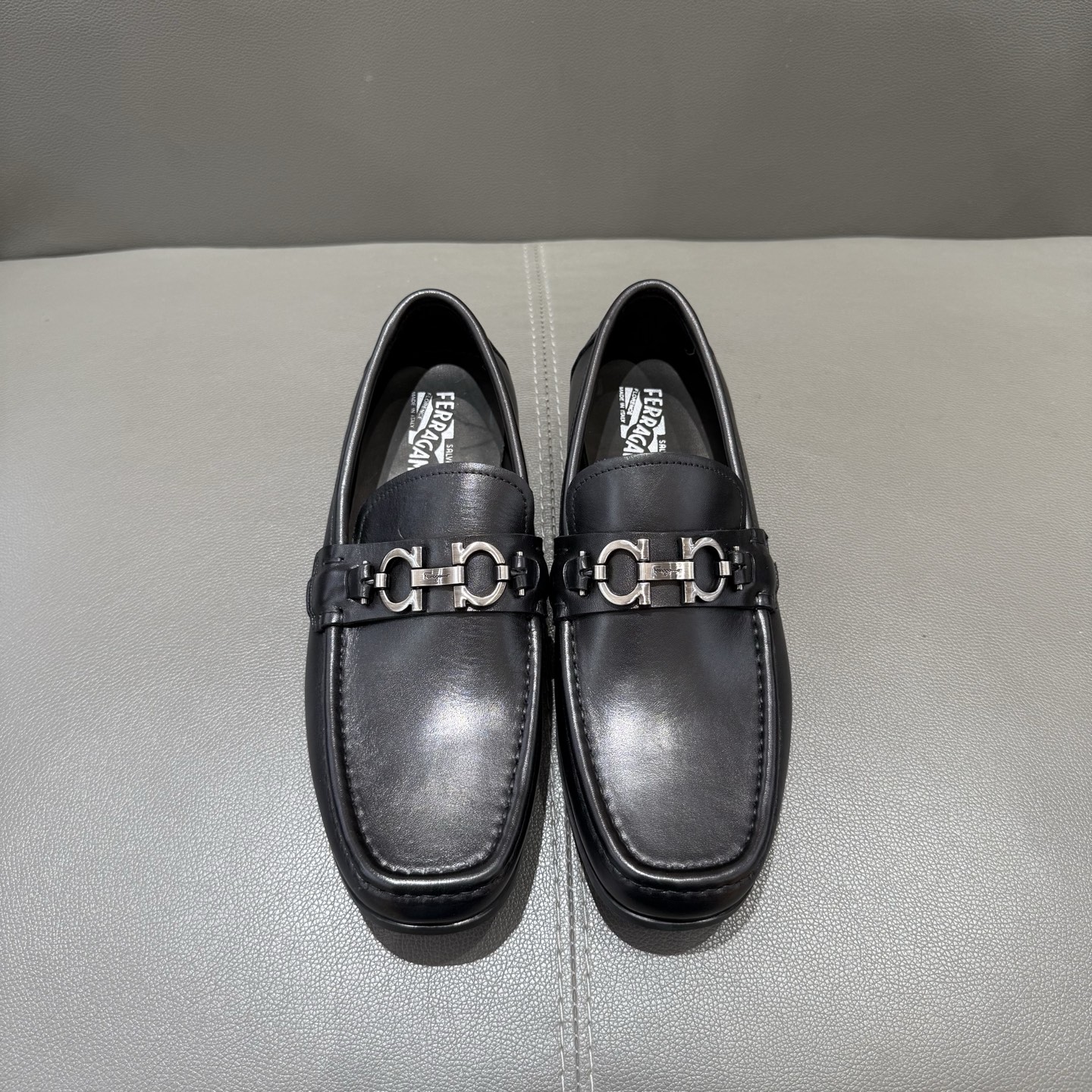 NO:348603,,FERRAGAMO classic moccasin shoes are equipped with a stitched upper and decorated with graphite grey Gancini buckle, which is quite unique in style. Paired with rubber thick soles and gravure soles, it is full of charm. 39-44 (38 45 46 orders), ,ferragamo19860909,FERRAGAMO 经典莫卡辛鞋配有缝线鞋面,饰有石墨灰Gancini扣饰,颇具都会格调.搭配橡胶厚底和沟纹鞋底,张扬都会魅力 39-44（38 45 46订）,,ferragamo,Men's shoes