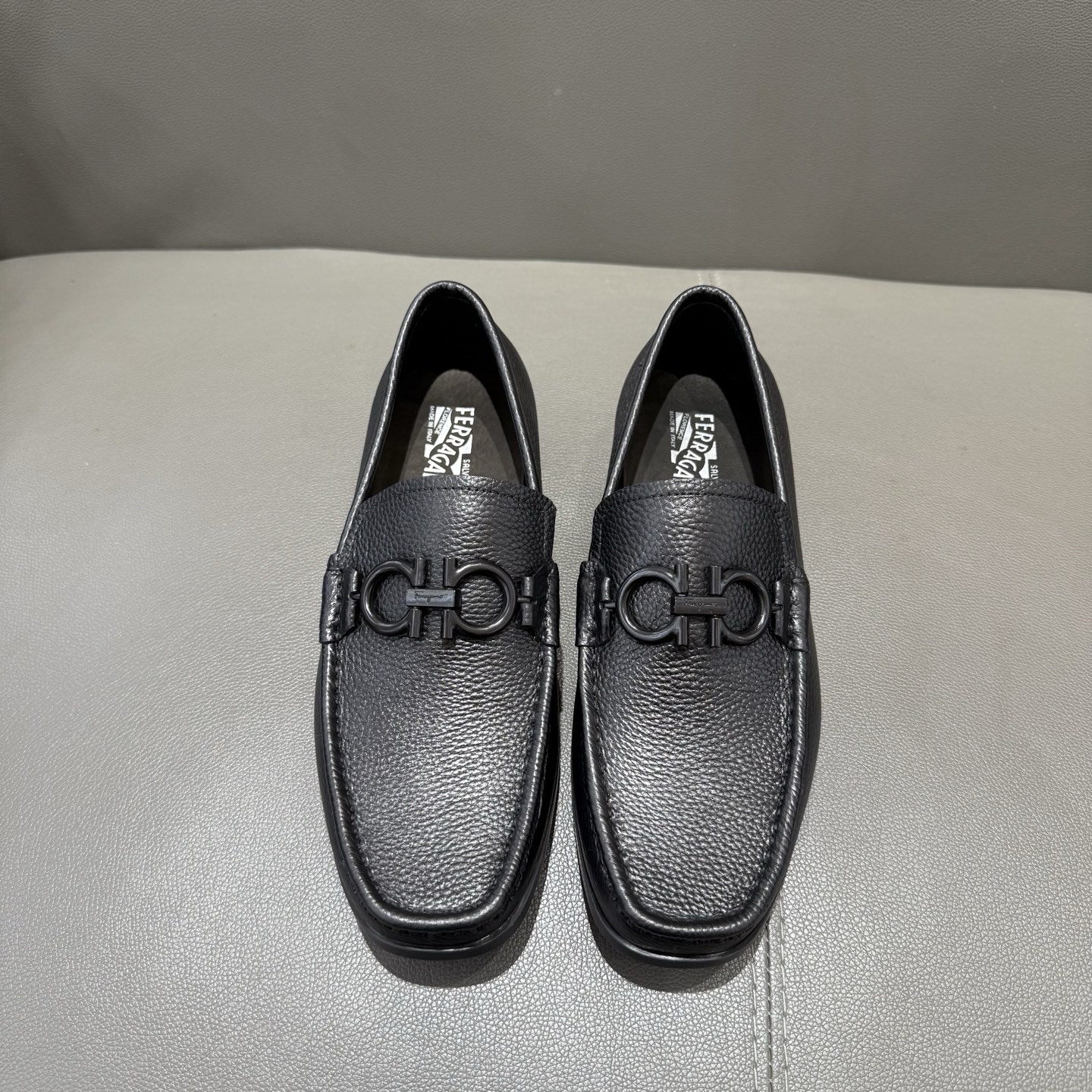 NO:745015,,FERRAGAMO classic moccasin shoes are equipped with stitched uppers and decorated with black Gancini buckles, which have a very urban style. They are paired with rubber thick soles to show off urban charm 39-44 (38 45 46 order),,ferragamo19860909,FERRAGAMO经典莫卡辛鞋配有缝线鞋面,饰有黑色Gancini扣饰,颇具都会格调.搭配橡胶厚底鞋底,张扬都会魅力 39-44（38 45 46订）,,ferragamo,Men's shoes
