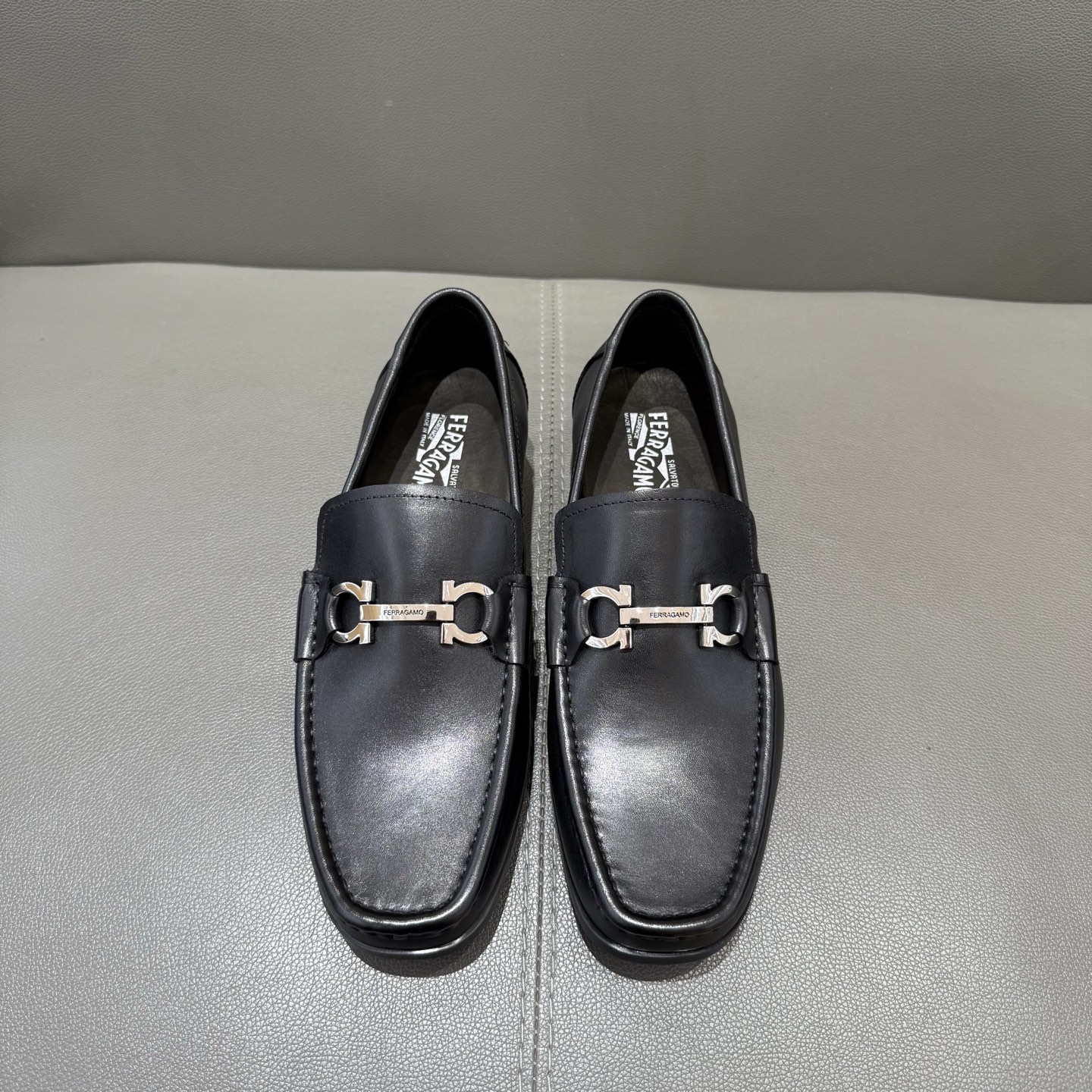 NO:348619,,FERRAGAMO classic moccasin shoes are equipped with a stitching upper and decorated with black Gancini buckle, which is quite unique in style. Paired with rubber thick soles, it is full of charm. 39-44 (38 45 46 orders), ,ferragamo19860909,FERRAGAMO 经典莫卡辛鞋配有缝线鞋面,饰有黑色Gancini扣饰,颇具都会格调.搭配橡胶厚底鞋底,张扬都会魅力 39-44（38 45 46订）,,ferragamo,Men's shoes