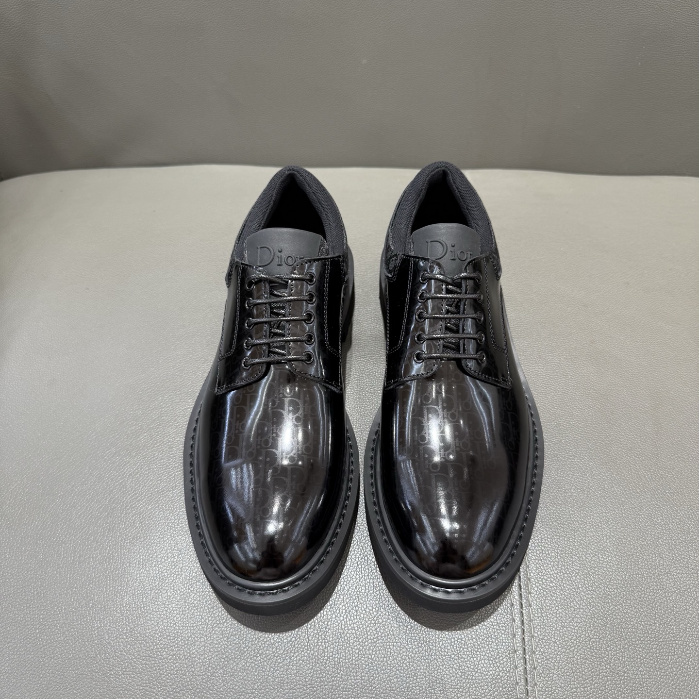 NO:348569,,Di Derby shoes present a mix of fashion design and sports elements. Black polished cowhide leather style, with Oblique printed fabric splicing design on the sides and tongue. Paired with shoelaces and tech zipper closure design, the lightweight mixed-matching sole highlights the charm of the high-order style. 39–44 (38.45 customized),,cowhide19860909,Di德比鞋呈现时尚设计与运动元素相结合的混搭风格.黑色抛光牛皮革款式,侧面和鞋舌采用 Oblique 印花面料拼接设计.搭配鞋带和科技拉链开合设计,轻盈的混搭风格鞋底突显高订风格的魅力.39–44(38.45订做),,cowhide,Men's shoes