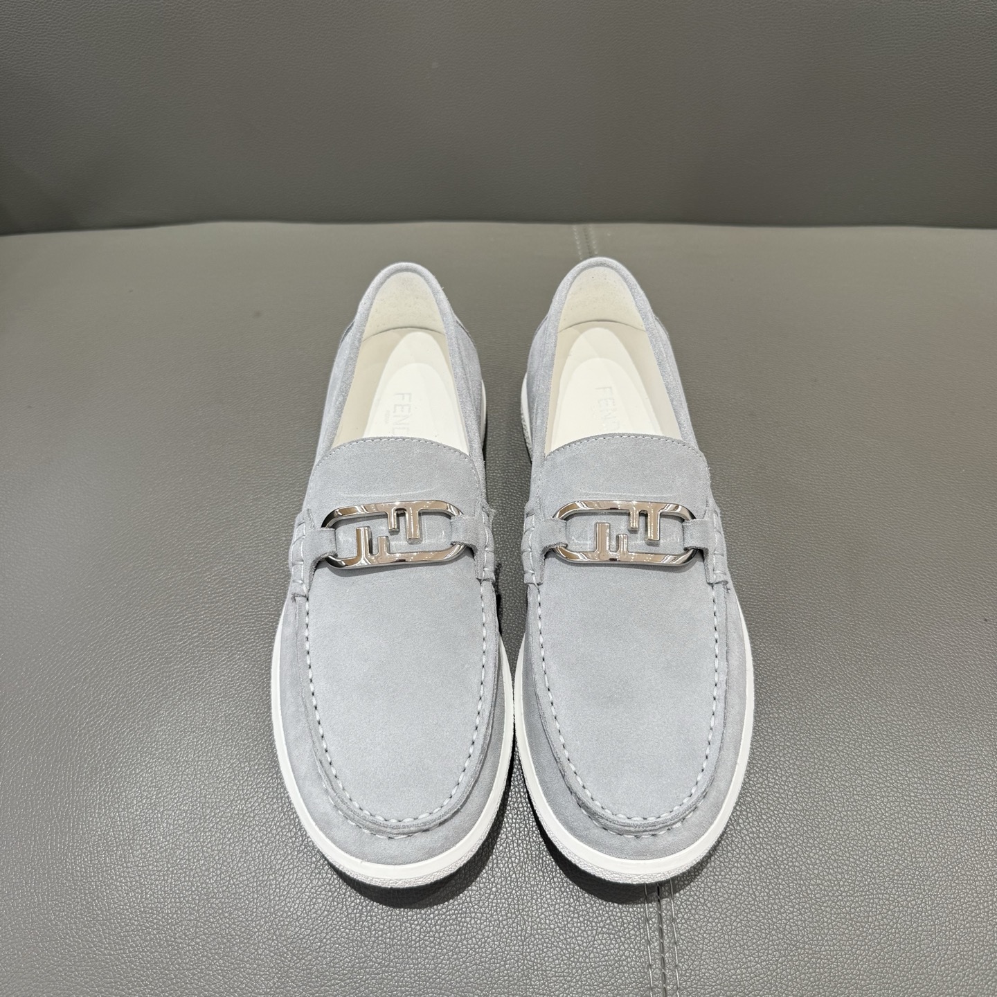 NO:354129,,【FENDI】O'Lock Light Loafers, flexible white rubber sole, equipped with FD O'Lock pattern buckle. Suede material. Silver finish metal parts. 39-44 (38 45 orders),,fendi,loafers19860909,【FENDI】O'Lock Light乐福鞋,柔韧白色橡胶鞋底,配有FD O'Lock图案搭扣.绒面材质材质.银色饰面金属件.39-44(38 45订),,fendi,loafers,Men's shoes