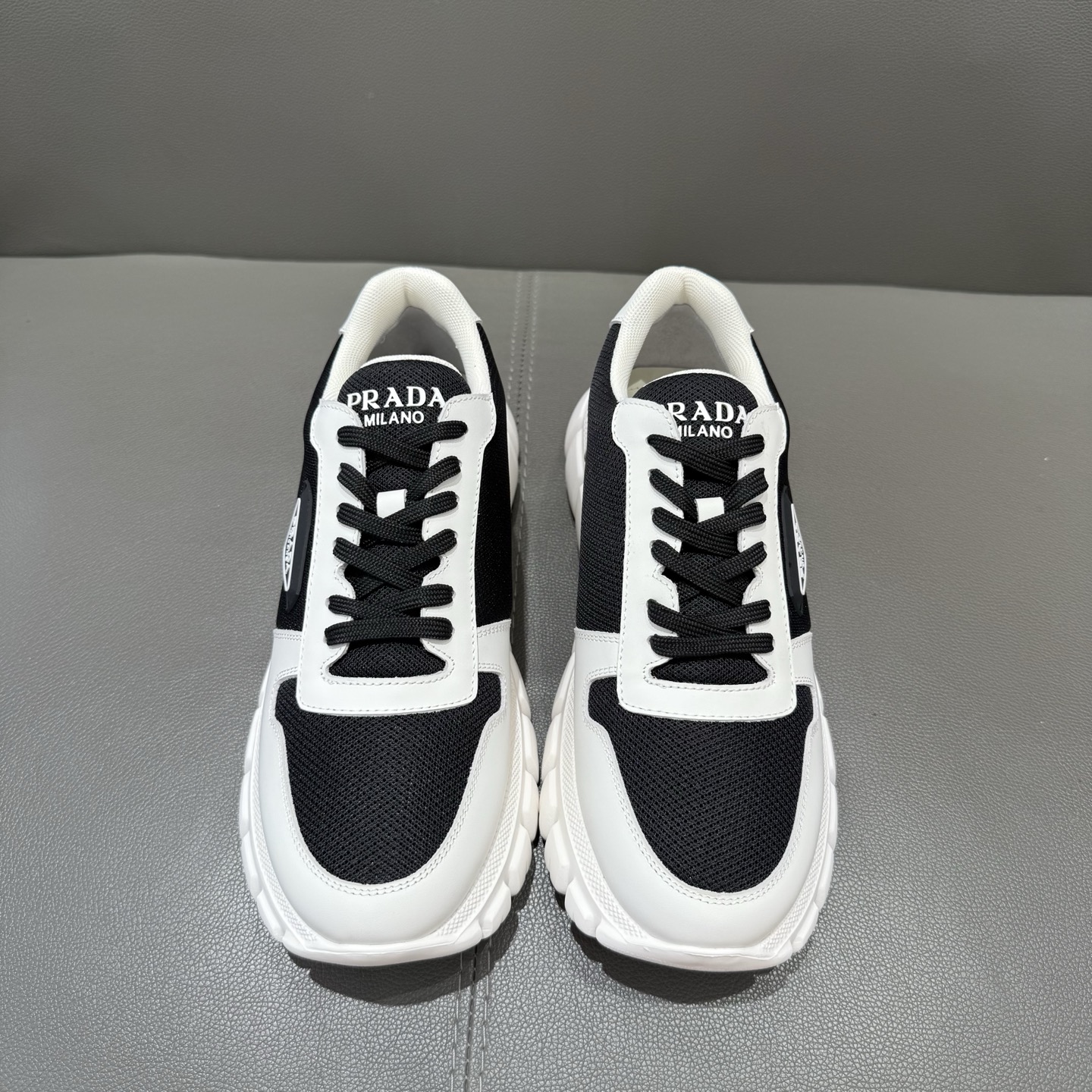 NO:346659,【PRADA】Prada - High-end quality Original single casual sneakers - Upper Napa calfskin, shoe body brand metal fastener, shoe tongue silk screen brand logo - Inner water dyed cowhide - Outsole ultra-light TPU foam; molded outsole - Ultra-high quality control, fine workmanship highlighted (high-end, noble, grade) -Size 39-44 (38,45, custom made),,prada,prada,sneakers,cowhide19860909【PRADA】普拉达  -高端品质 原单休闲运动鞋 -鞋面纳帕小牛皮、鞋身品牌金属扣件、鞋舌丝印品牌logo -内里水染牛皮 -大底超轻TPU发泡；成型大底 -超高品控·做工精细凸显(高端·贵气·档次) -Size 39-44（38,45,可订做),,prada,prada,sneakers,cowhide,Men's shoes