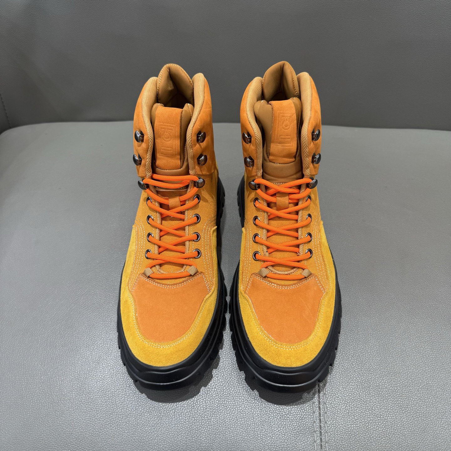 NO:574851,FS outdoor hiking shoes, made of soft canvas, decorated with suede details, showing a wonderful texture mix effect, free and easy yet soft style. Decorated with Gancio eyelets and rich details. The heel is padded and matched with an ultra-light rubber groove sole to ensure excellent grip. 39-44 (customized 38 45 46), chamois leather19860909FS户外登山鞋,由柔软的帆布制成,饰有麂皮细节,呈现美妙的纹理混搭效果,风格洒脱而不失柔和.饰有 Gancio孔眼,细节丰富.鞋跟加垫,搭配超轻橡胶沟纹鞋底,确保出色的抓地力.39-44（38 45 46订做）,,chamois leather,Men's shoes