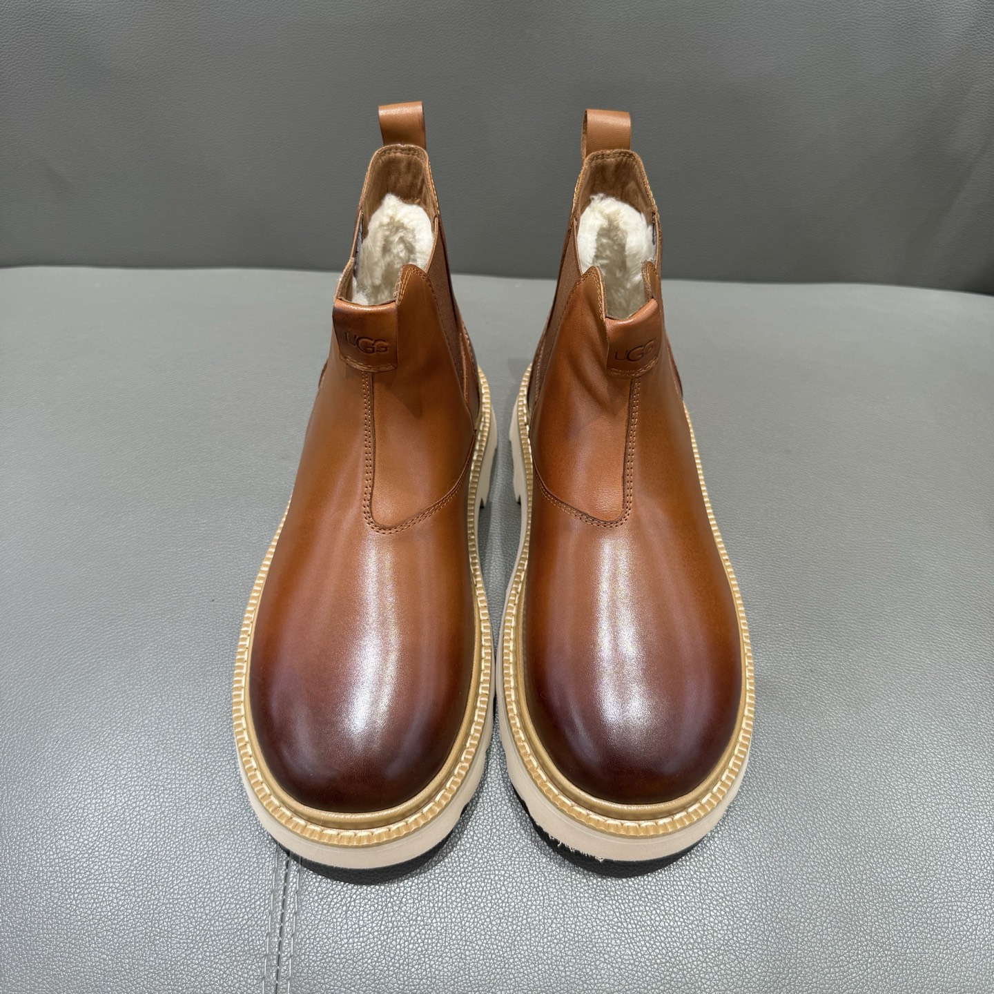 NO:621490,[UGG] Hybrid cow leather fashionable short-cut Chelsea boots for men 39-44 (order 38 45),,boots,cowhide19860909【UGG】Hybrid 牛皮革 时尚潮流短筒 切尔西靴男款 39-44（38 45订）,,boots,cowhide,Men's shoes