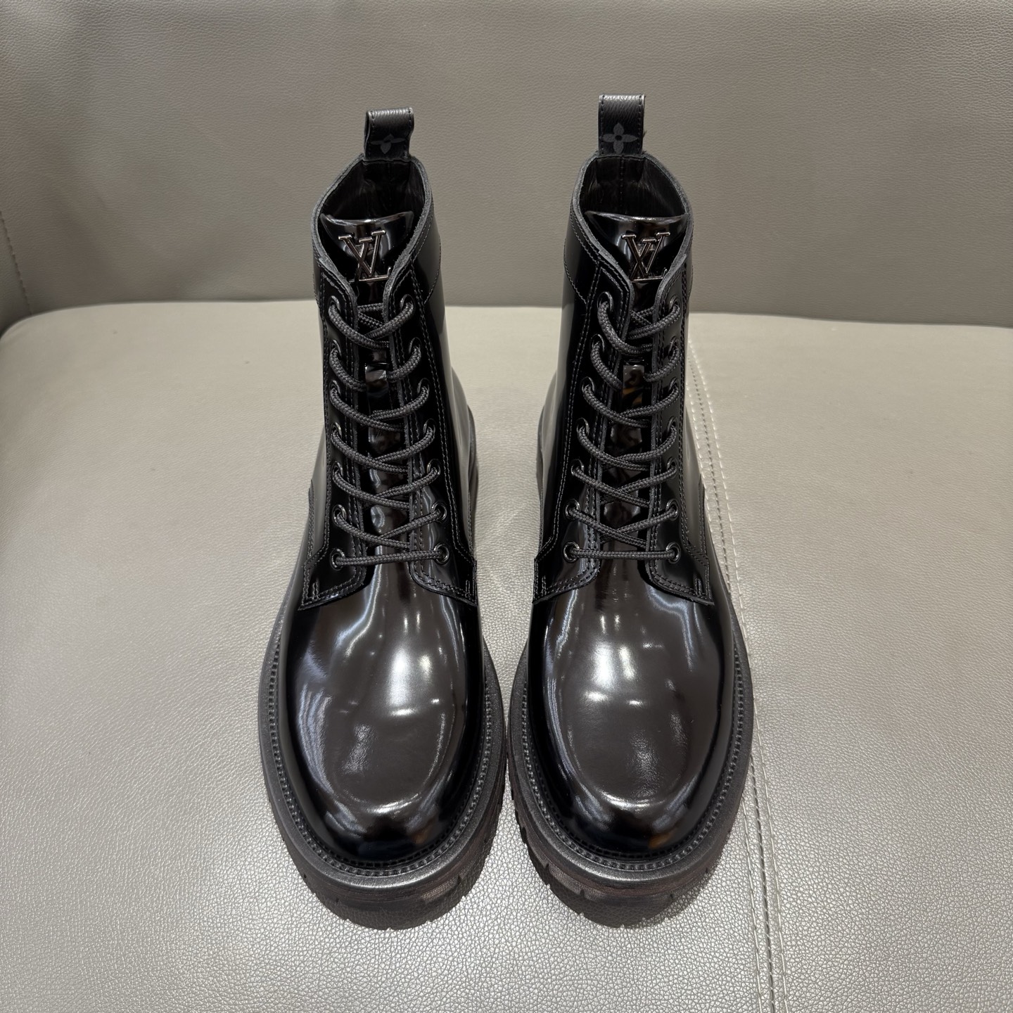 NO:604993,[LV] Checker flat boots are made of nubuck calf leather and enter the winter scene with a new style. The upper is partially embossed with Damier pattern, the leather lining, the genuine leather sole, the stable shoe shape interprets the style of military boots, and the technical shoelaces. 39-44 (can be ordered at 38.45.46),, louis vuitton, boots, cowhide19860909【LV】Checker 平底靴以正绒面牛皮革,以崭新风姿迈入冬季视野.鞋面局部压印 Damier 图案,牛皮内里,真皮鞋底,稳健鞋型演绎军靴风范,科技鞋带.39-44（可订38.45.46）,,louis vuitton,boots,cowhide,Men's shoes