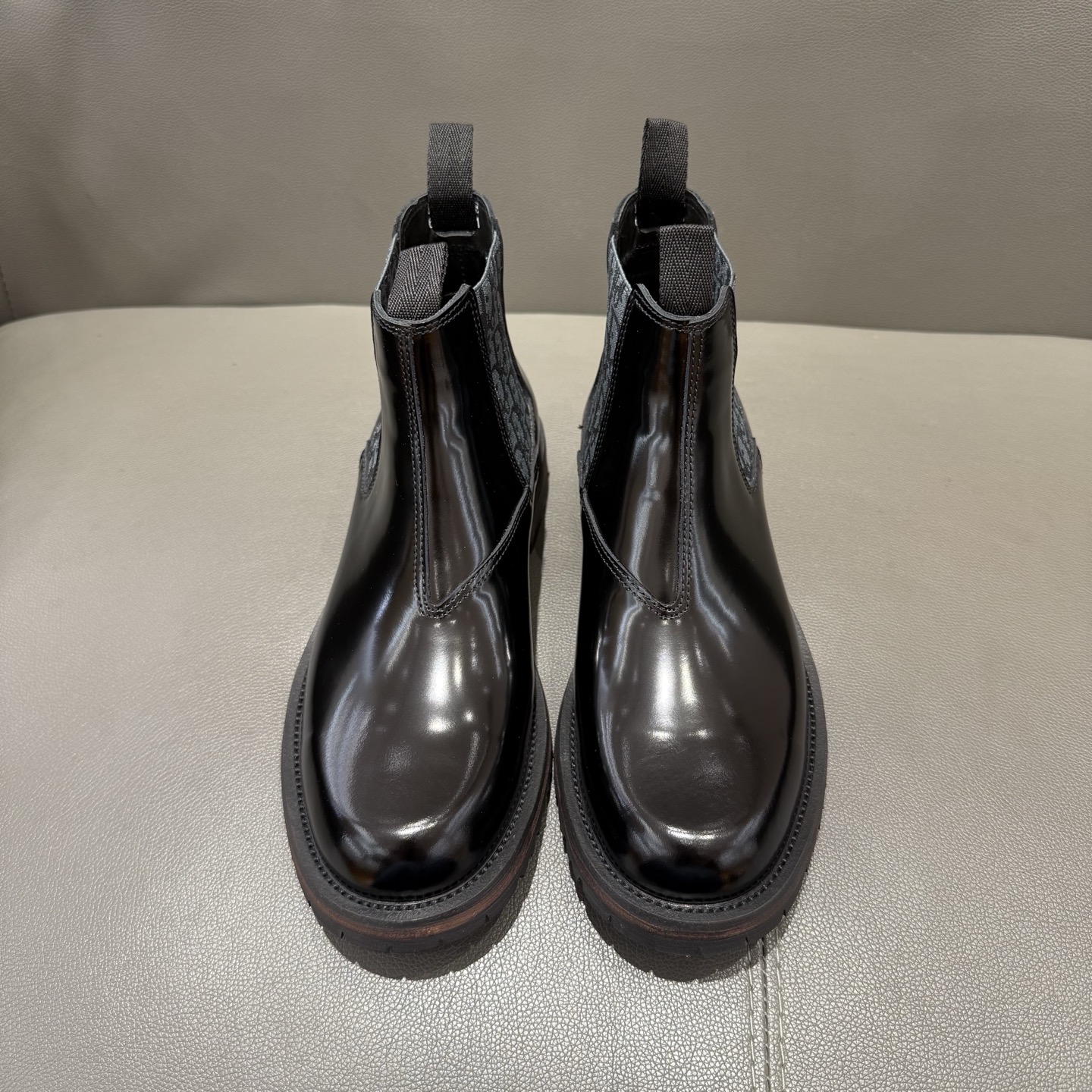 NO:604953,, [DIOR] Explorer logo short Chelsea boots, entering the winter horizon with a new style. Cowhide upper and cowhide lining, genuine leather shoes, stable shoe shape to interpret the style of military boots, size 39-44 (can be ordered 38.45.46),, dior, boots, cowhide19860909,【DIOR】Explorer徽标 短筒切尔西靴 ,以崭新风姿迈入冬季视野.牛皮鞋面牛皮内里,真皮鞋,稳健鞋型演绎军靴风范,码数39-44（可订38.45.46）,,dior,boots,cowhide,Men's shoes