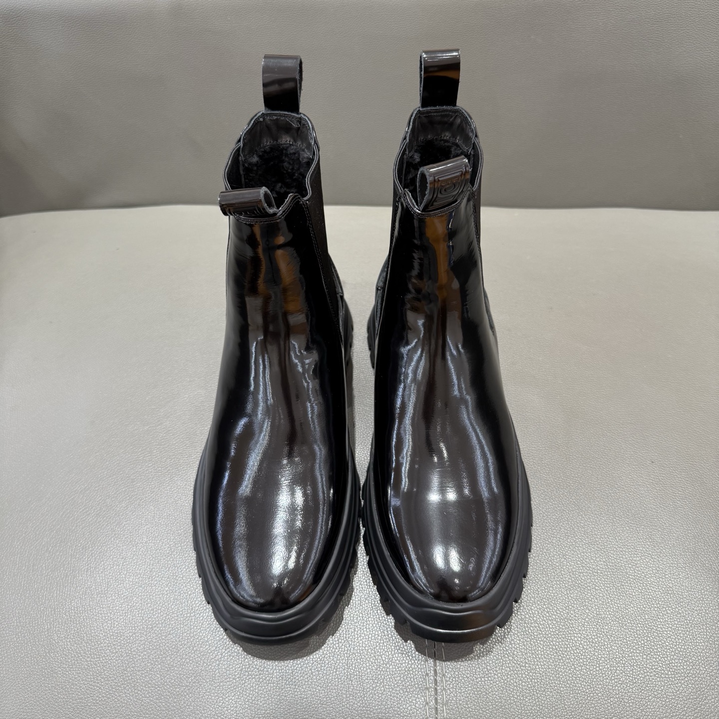 NO:621079,[FERRAGAMO] The new Chelsea boots combine neat silhouettes with urban details, cleverly balancing classic style and modern style. The ankles are equipped with elastic inserts, covered with unique horizontal leather straps, real wool warm lining, and rubber thick soles decorated with protruding welts and grooves. 39-44 (38 45 46 fixed),,ferragamo,boots19860909【FERRAGAMO】新款切尔西短靴糅合利落鞋型与都市细节,巧妙平衡经典风范与现代型格.踝部设有松紧嵌饰,覆以别致的横向皮革饰带,真羊毛保暖内里,橡胶厚底饰有外突沿条和沟纹.39-44（38 45 46定）,,ferragamo,boots,Men's shoes