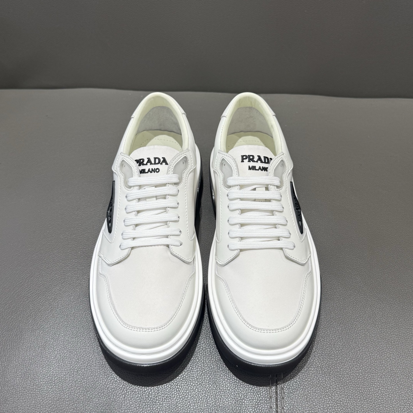 NO:782543,[PRADA] This leather sneaker interprets the Pa logo from multiple angles, jumping lightly on the tongue, spreading along the lightweight rubber sole, and transforming into the iconic enameled metal triangle embellishment on one side of the upper, all explaining the brand style, 39–44 (customized at 38.45.46),, prada, sneakers19860909【PRADA】这款皮革运动鞋多角度诠释Pa徽标轻巧跃于鞋舌,沿轻质橡胶鞋底铺陈,化身标志性的涂珐琅金属三角形点缀鞋面一侧,无不阐释品牌格调,39–44（38.45.46定做）,,prada,sneakers,Men's shoes
