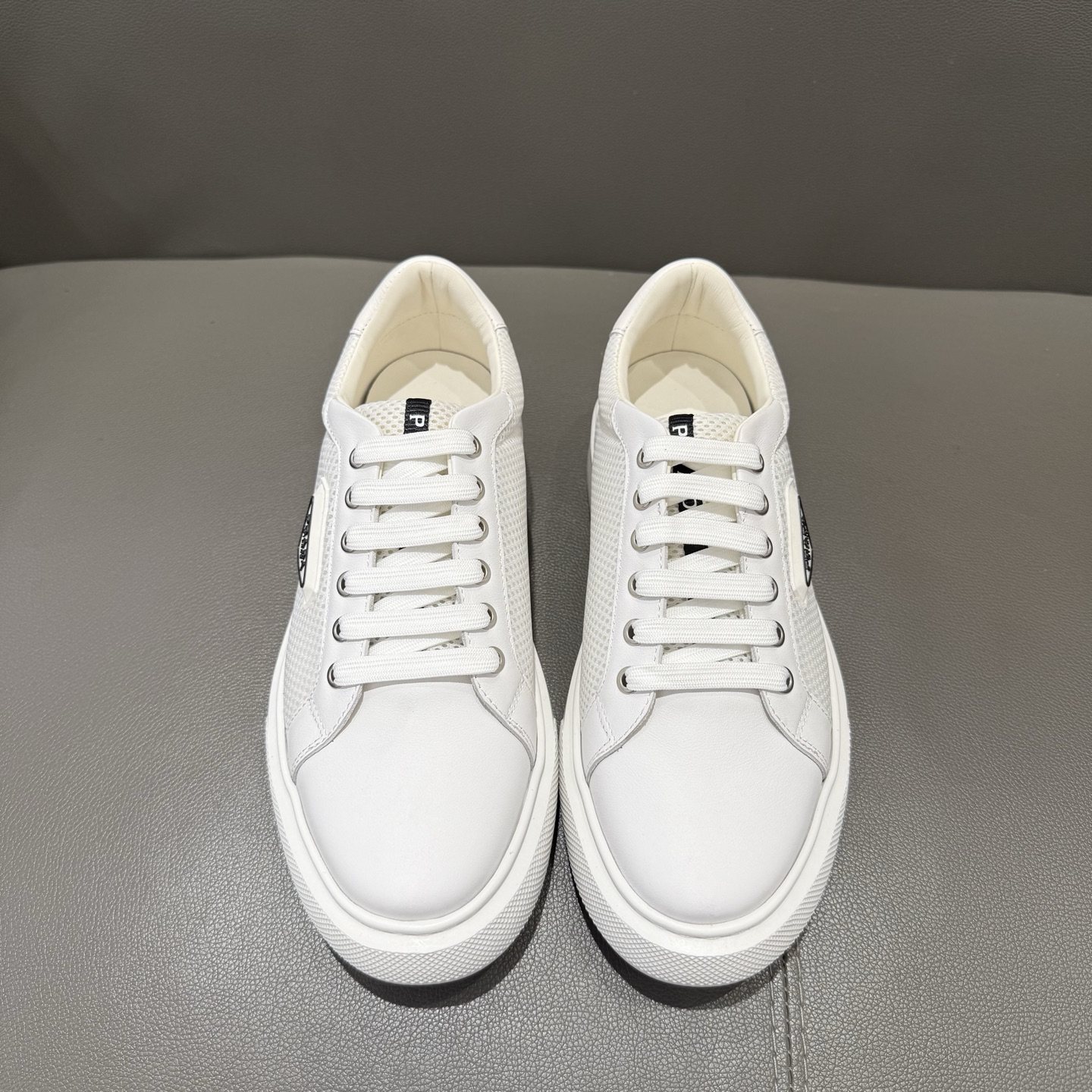 NO:782536,[PRADA] Light and flexible, designed for urban rhythms, the design is precise and practical, the mesh upper is matched with leather contours, and the technical rope details evoke the vitality of the outdoors. The rubber sole completes the flexible style, inspired by the dialogue between city and nature. 39–44 (customized at 38.45.46),, prada19860909【PRADA】轻盈、灵活,专为都市节奏设计,设计精准且实用,网面鞋面搭配皮革轮廓,科技绳索细节唤起户外的活力.橡胶鞋底完善了灵活风格,灵感源自城市与自然之间的对话.39–44(38.45.46定做),,prada,Men's shoes