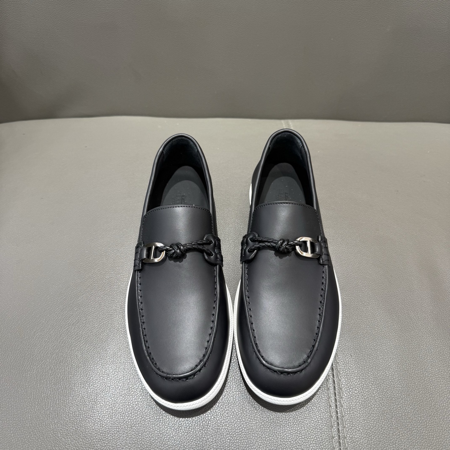 NO:830885,, [HERMES] calfskin loafers, decorated with leather braiding and 'Chaine d'Ancre' shoe buckles, with rubber soles, imported high-mercerized cowhide, cowhide lining feet, original outsole, simple and smooth design, comfortable to wear, fashionable nautical style loafers, ideal for land and seaside. Size 39-44 (order 38 45 46),,hermes,loafers,cowhide19860909,【HERMES】小牛皮乐福鞋,饰有皮革编绳和“Chaine d'Ancre”鞋扣,搭配橡胶鞋底,进口高丝光牛皮,牛皮内里垫脚,原版大底,设计简约流畅款式,穿着感受舒适,时尚航海风格乐福鞋,是陆地和海滨的理想选择. 码数39-44 (38 45 46订),,hermes,loafers,cowhide,Men's shoes