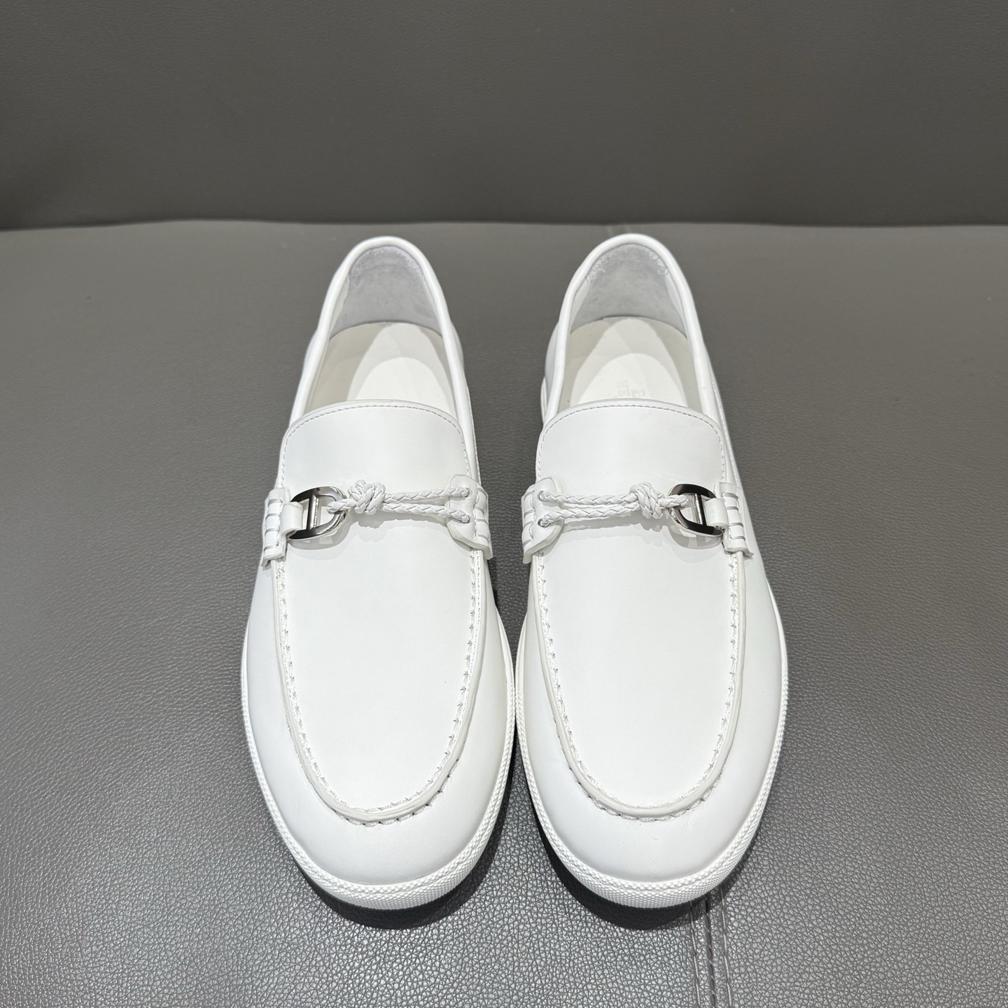 NO:830894,, [HERMES] calfskin loafers, decorated with leather braiding and 'Chaine d'Ancre' shoe buckles, with rubber soles, imported high-mercerized cowhide, cowhide lining feet, original outsole, simple and smooth design, comfortable to wear, fashionable nautical style loafers, ideal for land and seaside. Size 39-44 (order 38 45 46),,hermes,loafers,cowhide19860909,【HERMES】小牛皮乐福鞋,饰有皮革编绳和“Chaine d‘Ancre”鞋扣,搭配橡胶鞋底,进口高丝光牛皮,牛皮内里垫脚,原版大底,设计简约流畅款式,穿着感受舒适,时尚航海风格乐福鞋,是陆地和海滨的理想选择. 码数39-44 (38 45 46订),,hermes,loafers,cowhide,Men's shoes