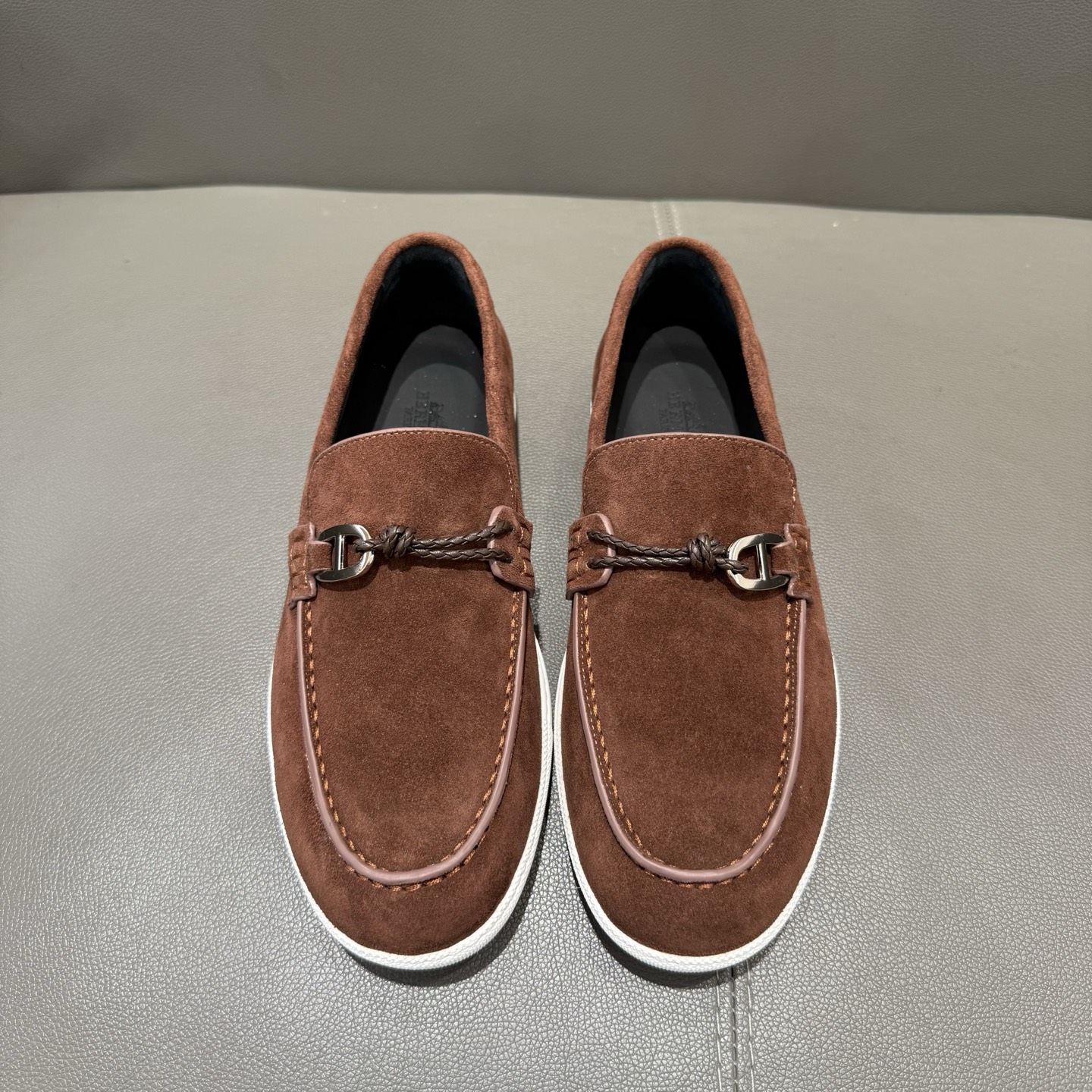 NO:830877,, [HERMES] calfskin loafers, decorated with leather braiding and 'Chaine d'Ancre' shoe buckles, with rubber soles, imported high-mercerized cowhide, cowhide lining feet, original outsole, simple and smooth design, comfortable to wear, fashionable nautical style loafers, ideal for land and seaside. Size 39-44 (order 38 45 46),,hermes,loafers,cowhide19860909,【HERMES】小牛皮乐福鞋,饰有皮革编绳和“Chaine d‘Ancre”鞋扣,搭配橡胶鞋底,进口高丝光牛皮,牛皮内里垫脚,原版大底,设计简约流畅款式,穿着感受舒适,时尚航海风格乐福鞋,是陆地和海滨的理想选择. 码数39-44 (38 45 46订),,hermes,loafers,cowhide,Men's shoes