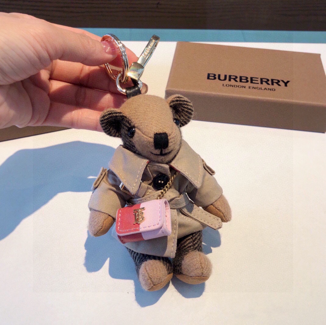 Burberry代工厂小熊挂件风衣熊泰迪熊配斜挎包包钥匙扣挂件温柔到心里准备已久精致自留！内部填充物与专