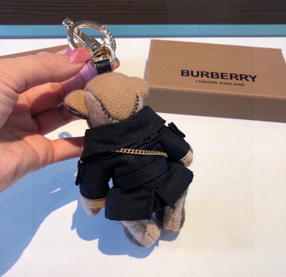 Burberry代工厂小熊挂件风衣熊泰迪熊配斜挎包包钥匙扣挂件温柔到心里准备已久精致自留！内部填充物与专