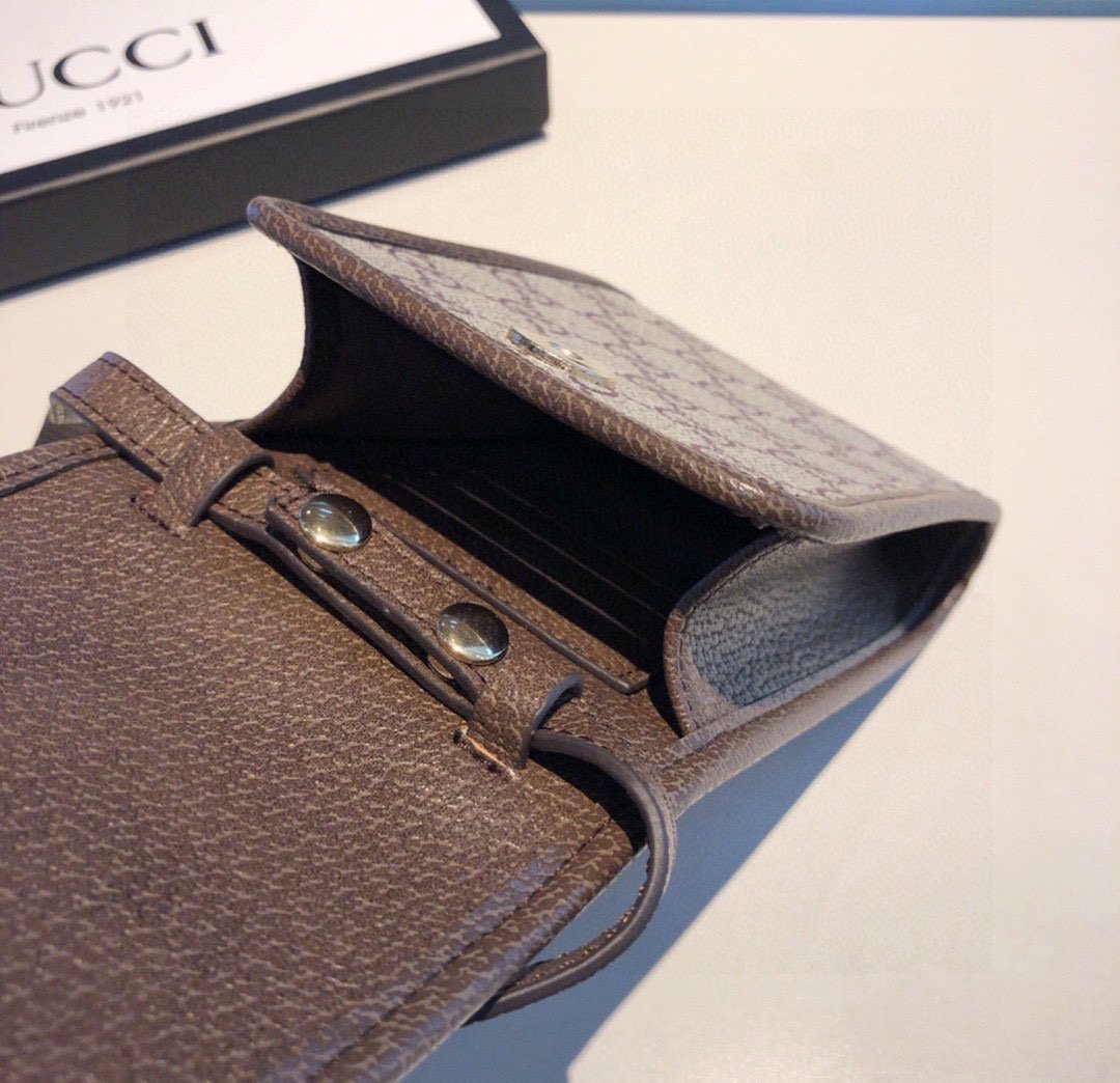 Gucci马衔扣通用手机包生活出门不需要带现金的时代这个包完全可以满足你日常使用内含卡片槽位翻盖设计简单