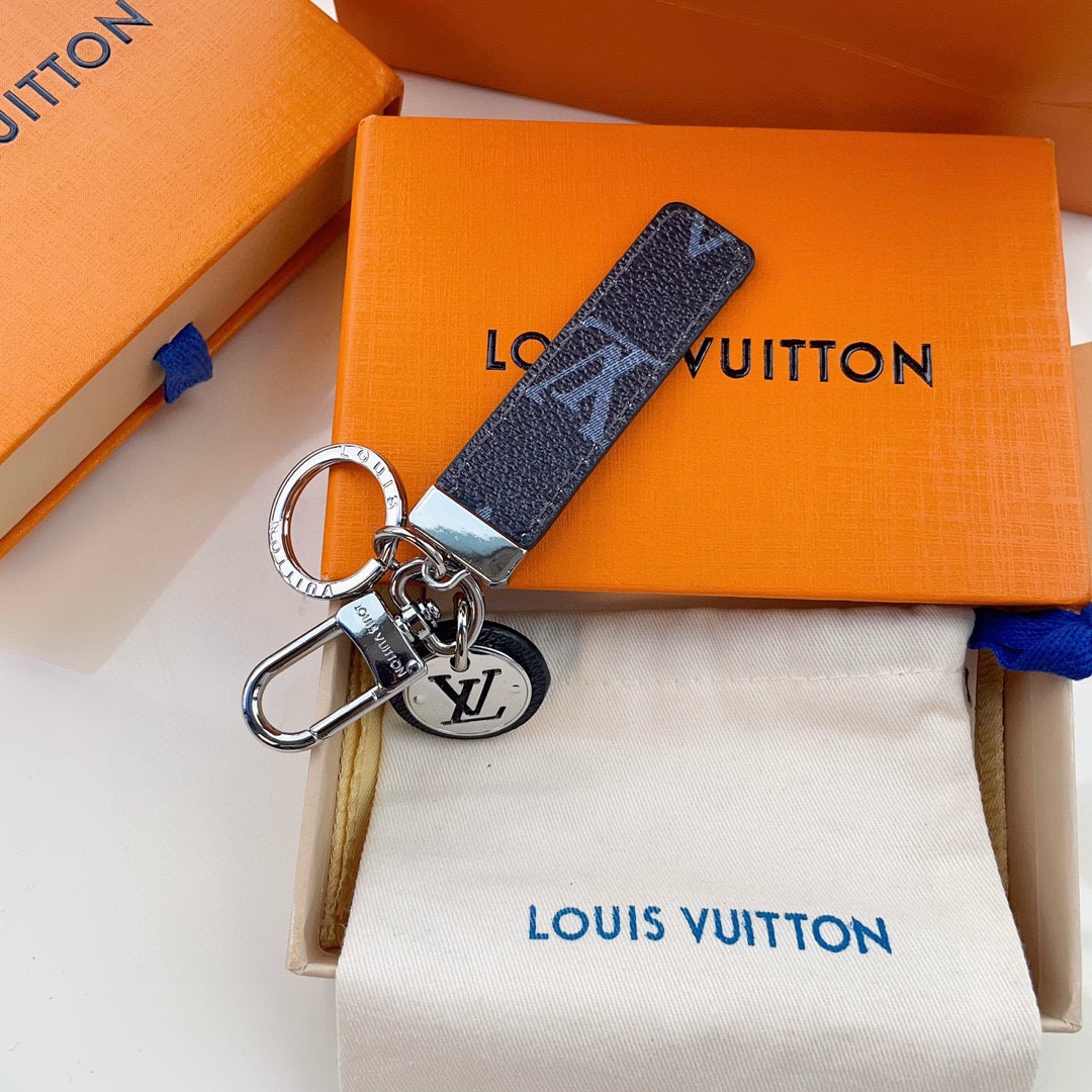 ️Lv钥匙扣借鉴旅行袋中的钥匙扣设计可满足各种时尚品味的实用配饰新版MonogramEcliPse搭配银