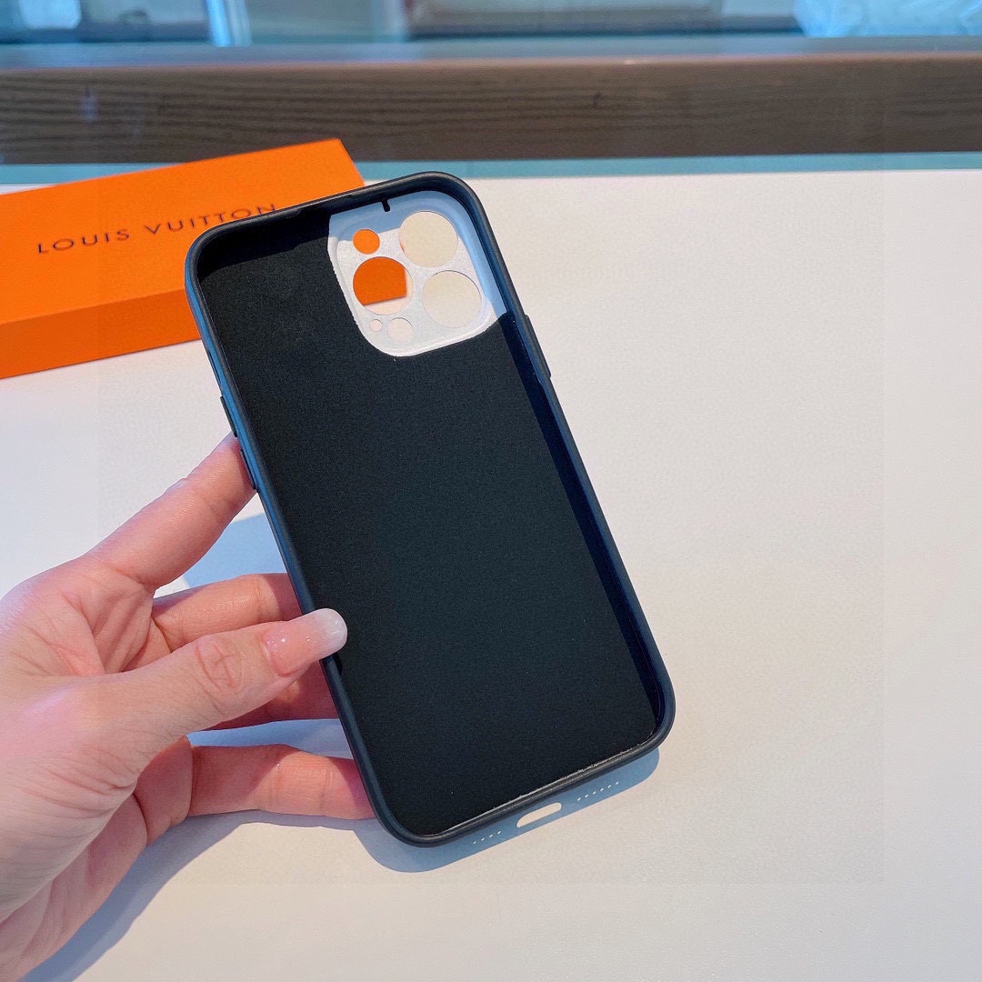 ️新款上架LV五金钮扣腕带卡包手机壳精孔贴皮五金️插卡️腕带方便携式iPhone15型号已出货型号为了不