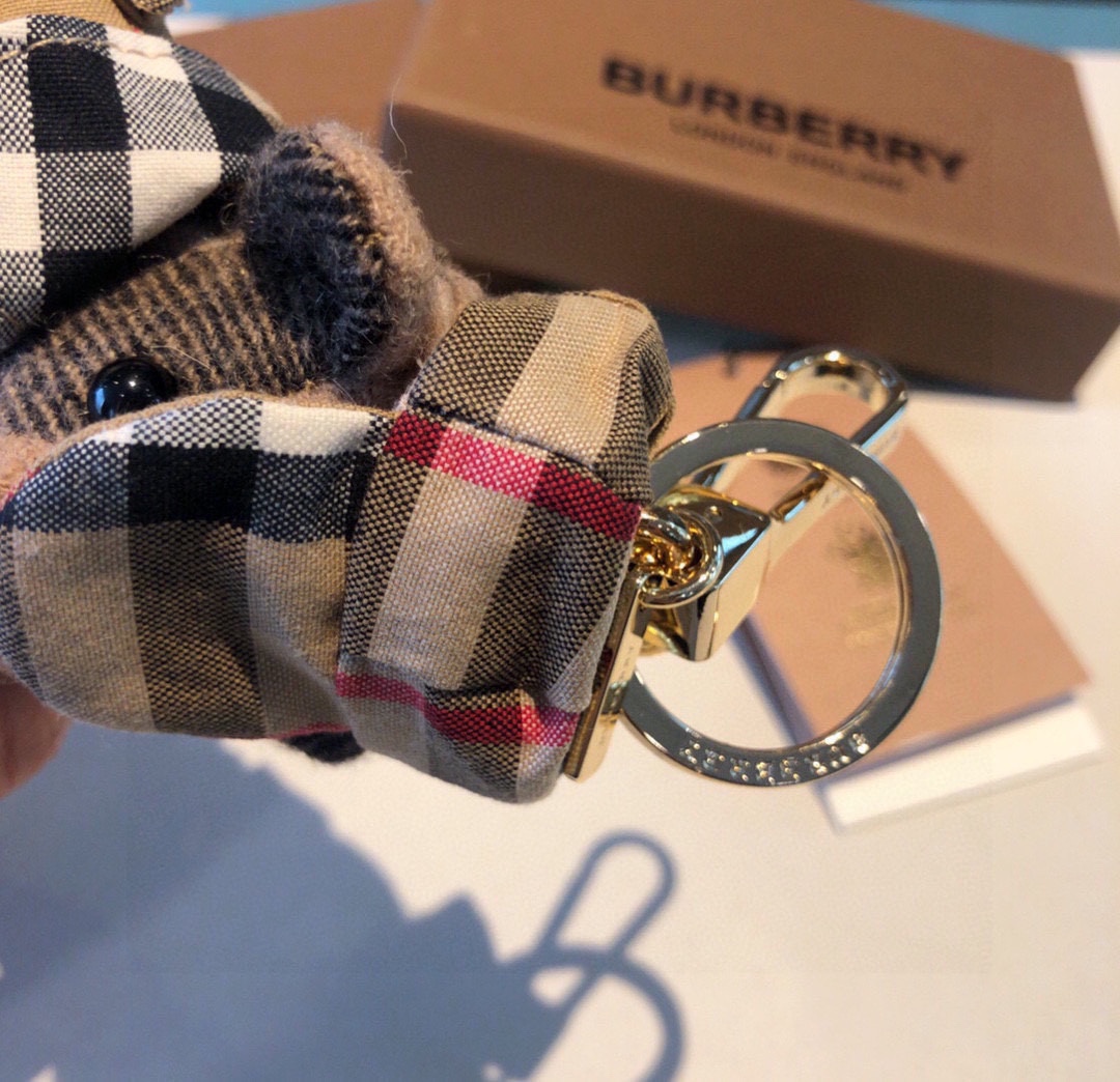 ️Burberry代工厂小熊挂件巴宝莉披丝巾泰迪熊钥匙扣挂件温柔到心里准备已久精致自留！内部填充物与专柜