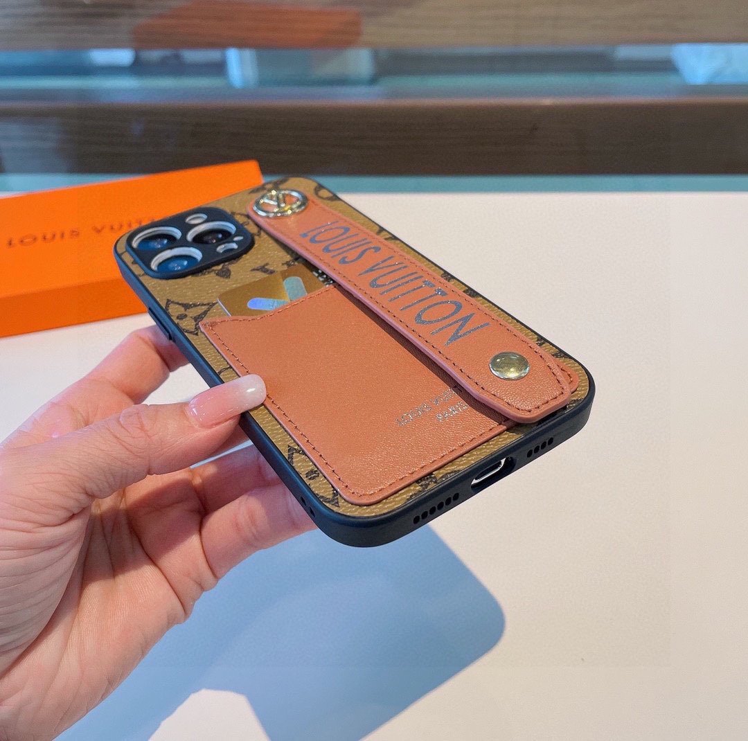 新款上架LV五金钮扣腕带卡包手机壳精孔贴皮五金️插卡️腕带方便携式iPhone15型号已出货型号为了不出