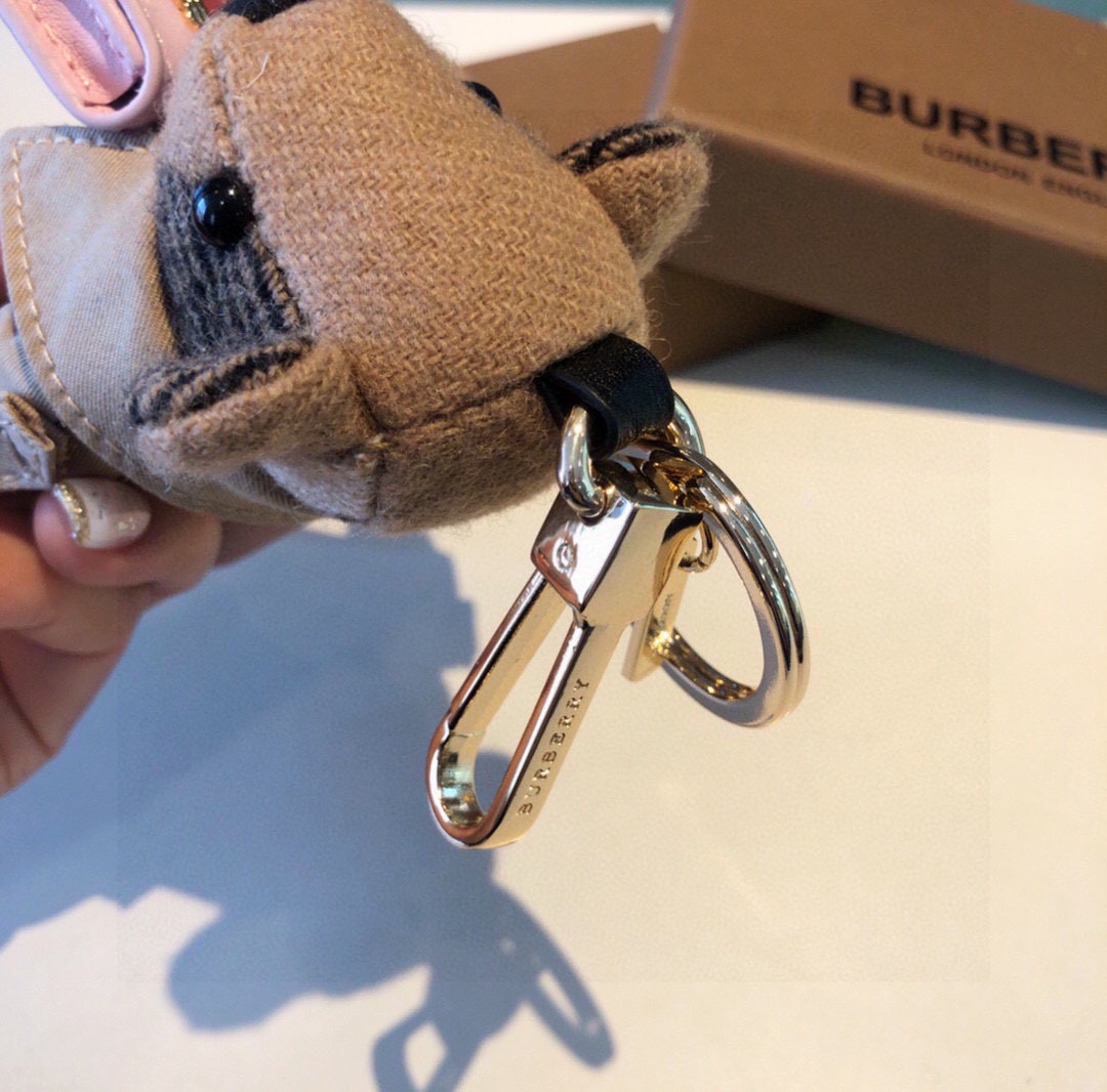 Burberry代工厂小熊挂件风衣熊泰迪熊配斜挎包包钥匙扣挂件温柔到心里准备已久精致自留！内部填充物与专