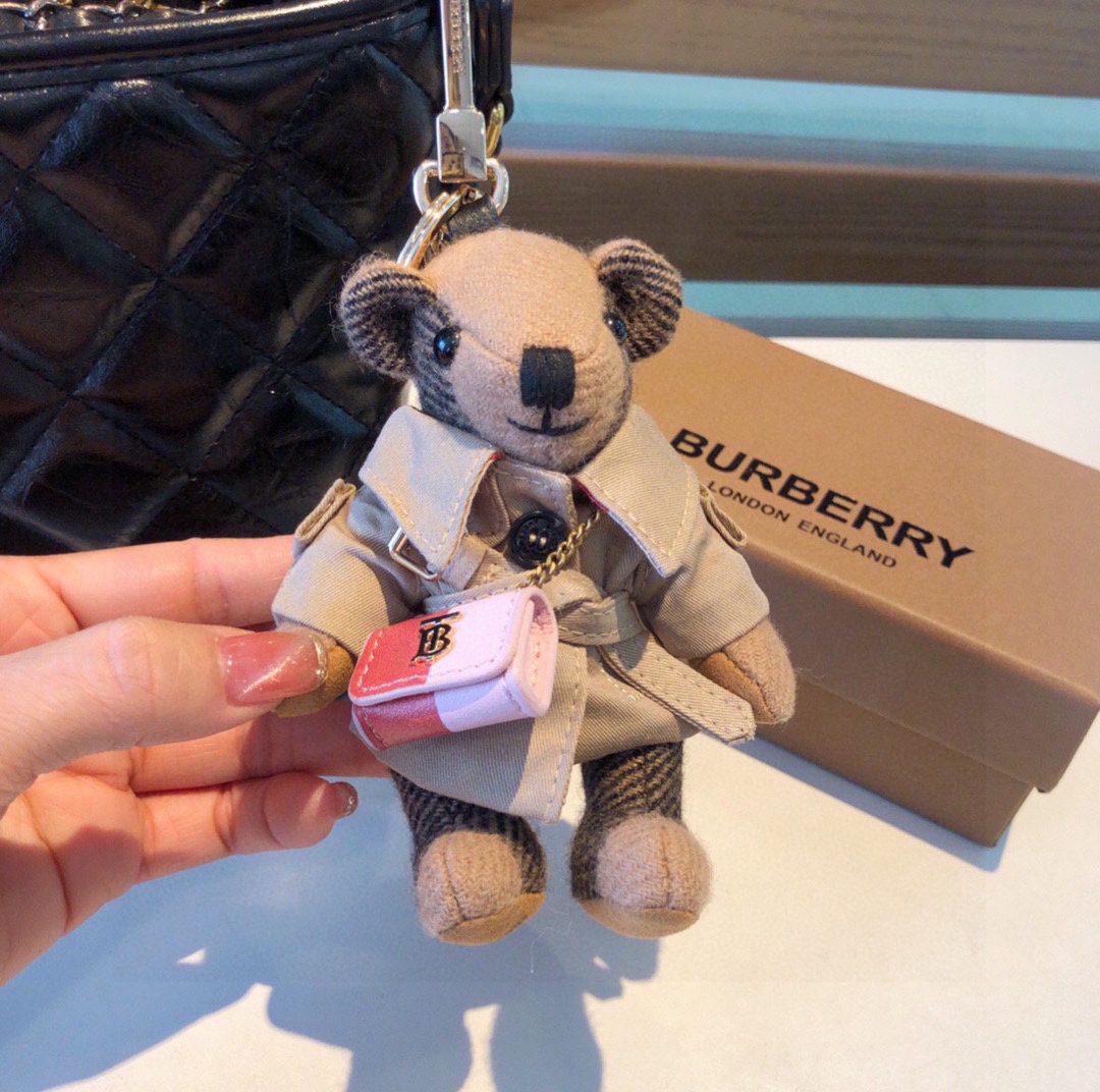 Burberry代工厂小熊挂件风衣熊泰迪熊配斜挎包包钥匙扣挂件温柔到心里准备已久精致自留！内部填充物与专