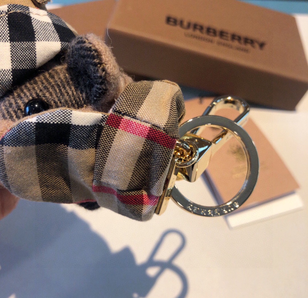 Burberry代工厂小熊挂件巴宝莉披丝巾泰迪熊钥匙扣挂件温柔到心里准备已久精致自留！内部填充物与专柜一