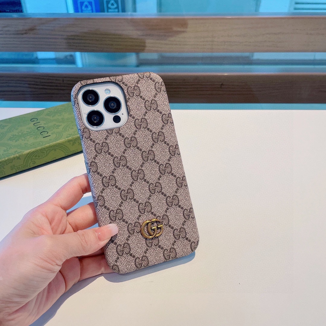 ️古驰Gucci经典老花壳金属标油边手机壳官网同步发售iPhone15Promax6.7iPhone15