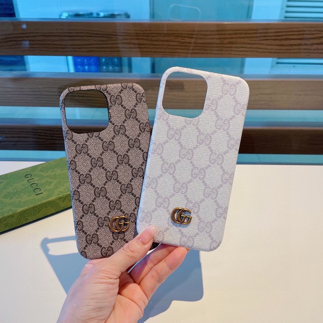 ️古驰Gucci经典老花壳金属标油边手机壳官网同步发售iPhone15Promax6.7iPhone15
