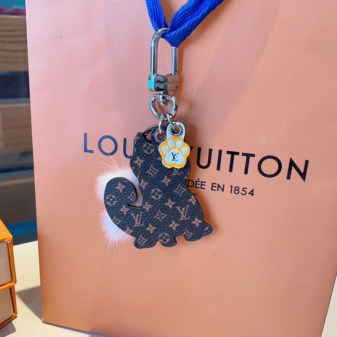 LOUISVUITTON官网M00994柴犬水貂毛球钥匙扣挂件LV包饰与钥匙扣借鉴旅行袋中的钥匙扣设计可