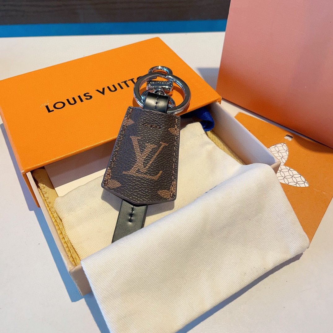 LOUISVUITTON官网M63620LVCLOCHES-CLES包饰与钥匙扣借鉴旅行袋中的钥匙扣设计