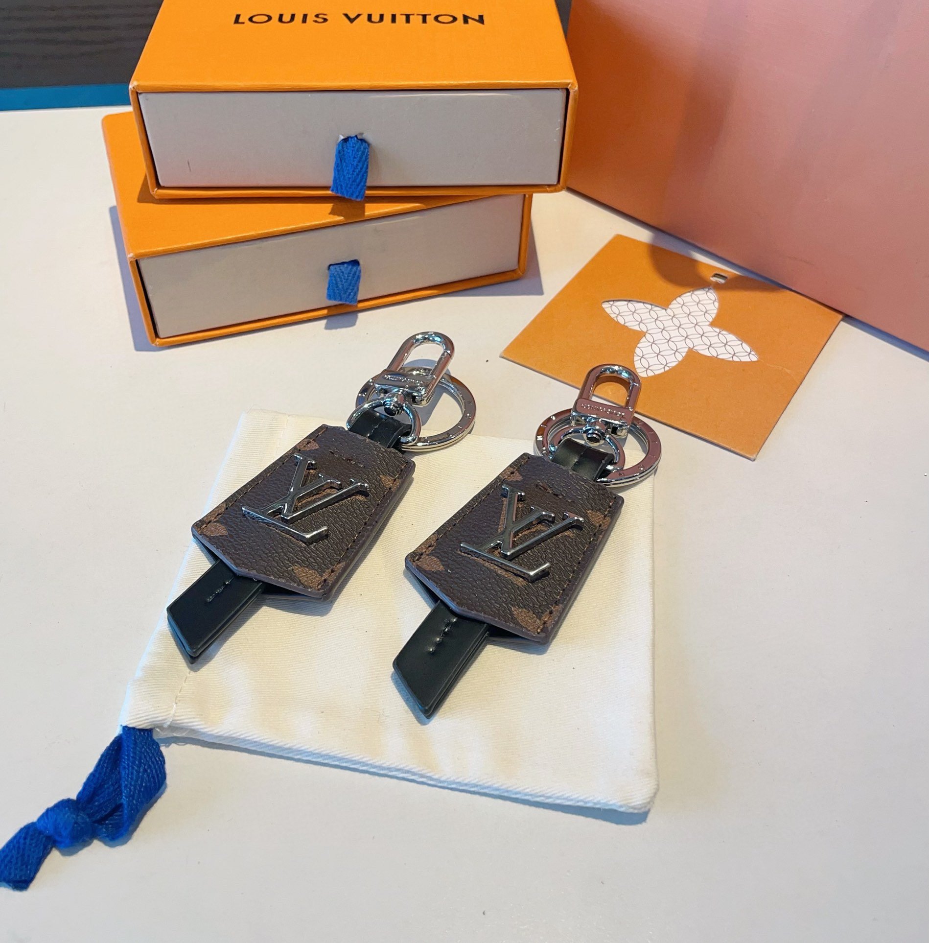 LOUISVUITTON官网M63620LVCLOCHES-CLES包饰与钥匙扣借鉴旅行袋中的钥匙扣设计