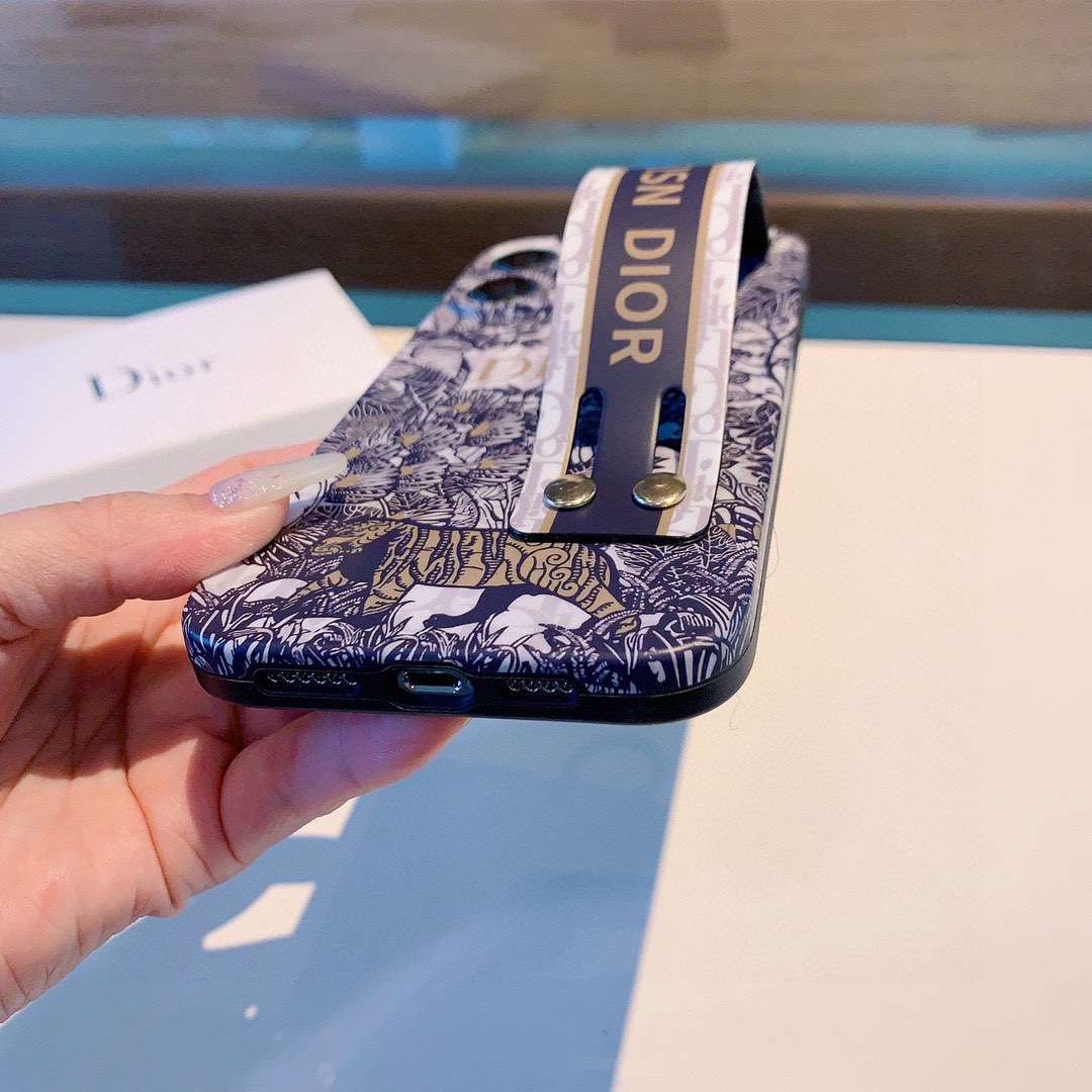 今日新款.Dior腕带款手机壳迪奥森林物语直边相框全包磨砂软壳型号为了不出现报错型号请打开本机查看手机设