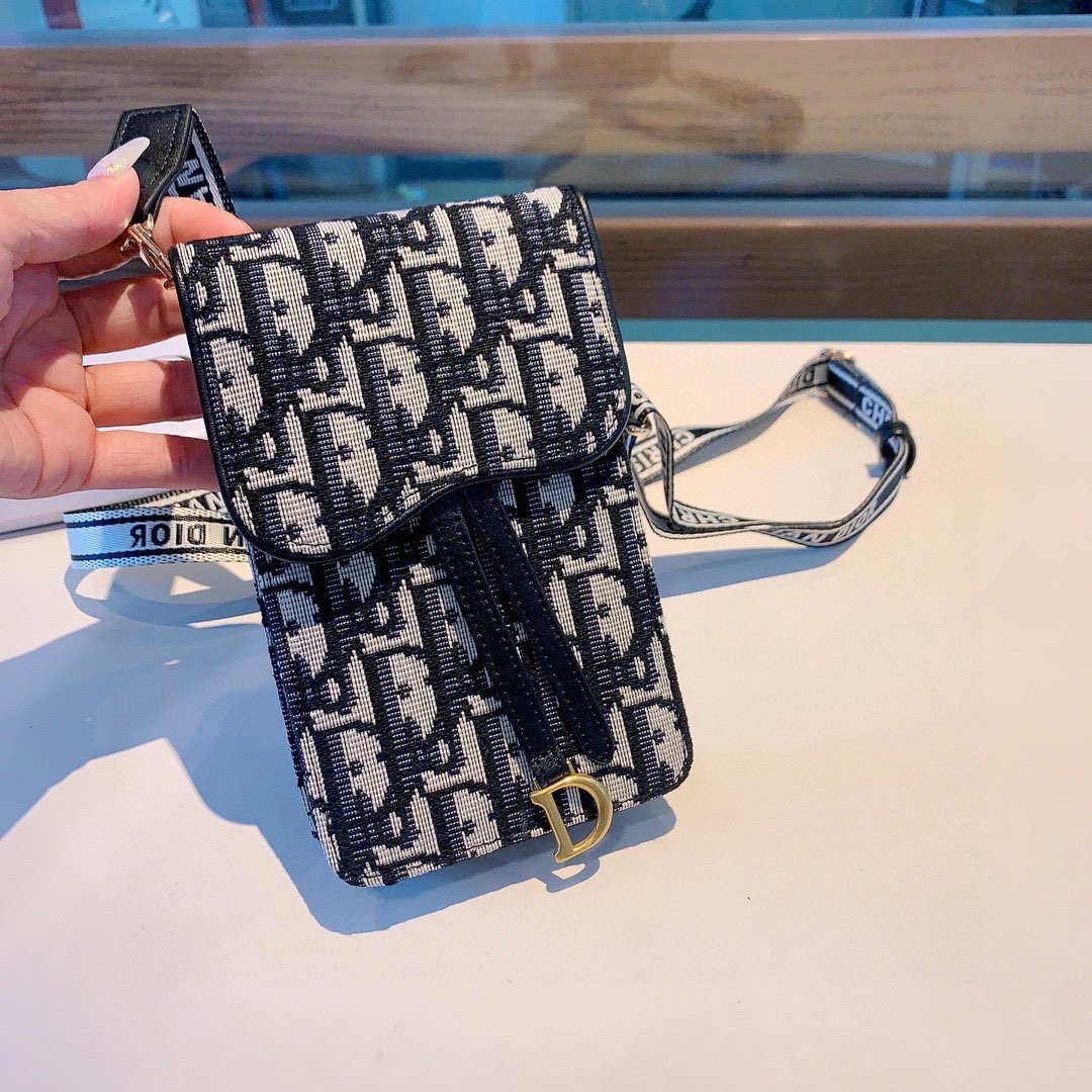 Dior手机包斜挎包通用款刺绣马鞍包可装2部手机搭配刺绣织带肩带可以调节长度尺寸:17cm*10cm*3
