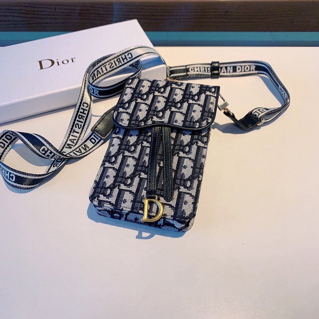 Dior手机包斜挎包通用款刺绣马鞍包可装2部手机搭配刺绣织带肩带可以调节长度尺寸:17cm*10cm*3
