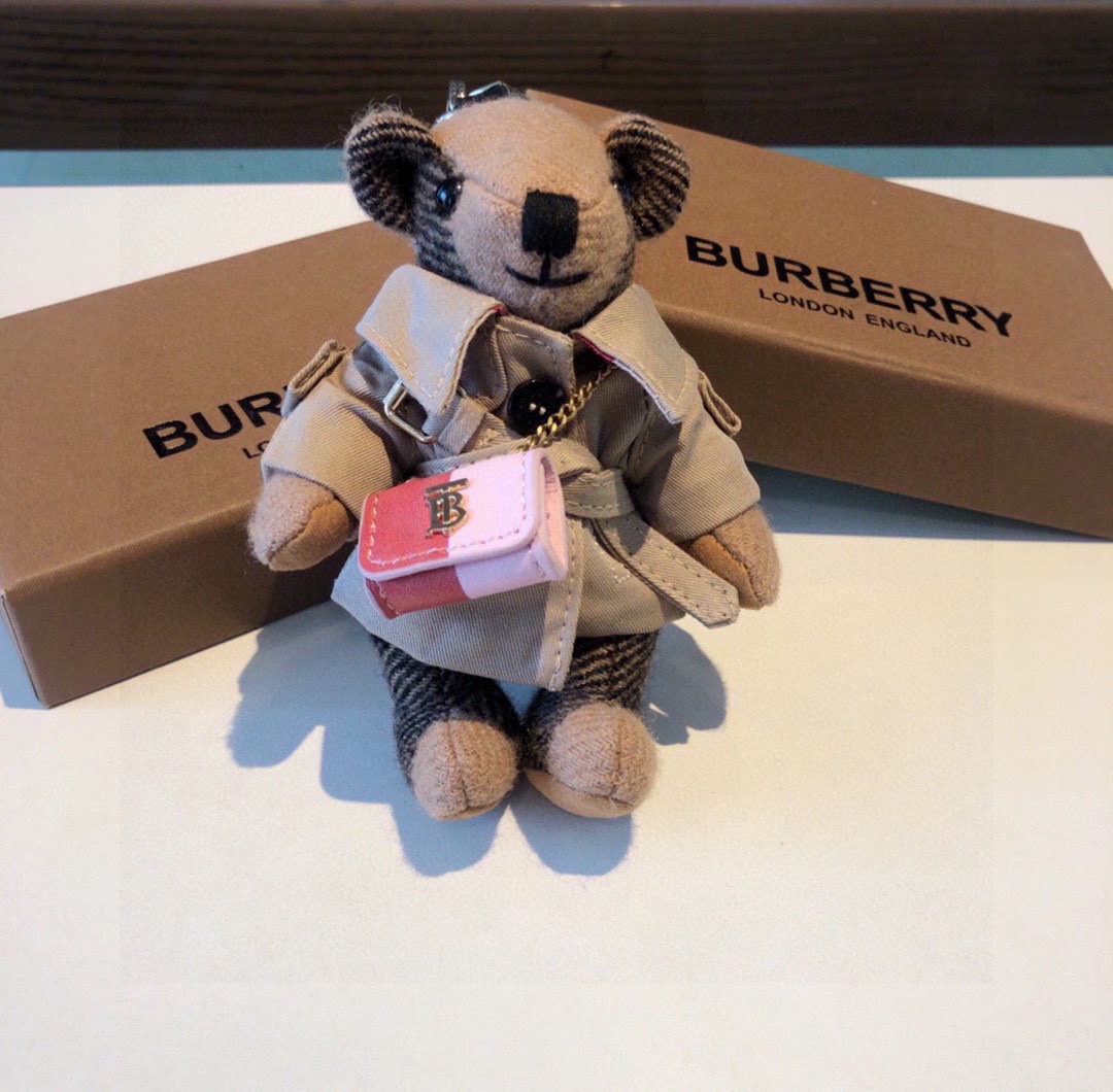 Burberry代工厂小熊挂件风衣熊泰迪熊配斜挎包包钥匙扣挂件温柔到心里准备已久精致自留！内部填充物与专