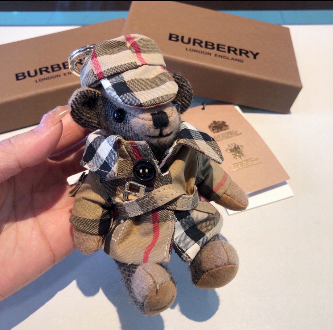 Burberry代工厂小熊挂件巴宝莉披丝巾泰迪熊钥匙扣挂件温柔到心里准备已久精致自留！内部填充物与专柜一