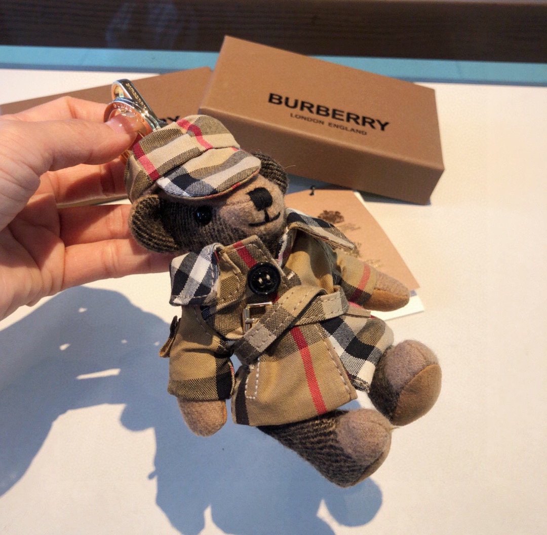 Burberry代工厂小熊挂件巴宝莉披丝巾泰迪熊钥匙扣挂件温柔到心里准备已久精致自留！内部填充物与专柜一