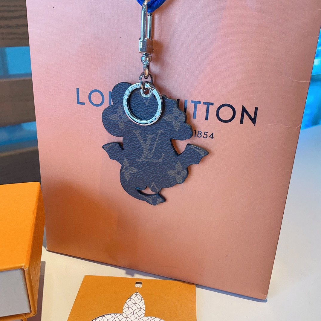 LOUISVUITTON官网M01466龙年生肖钥匙扣挂件LV包饰与钥匙扣借鉴旅行袋中的钥匙扣设计可满足